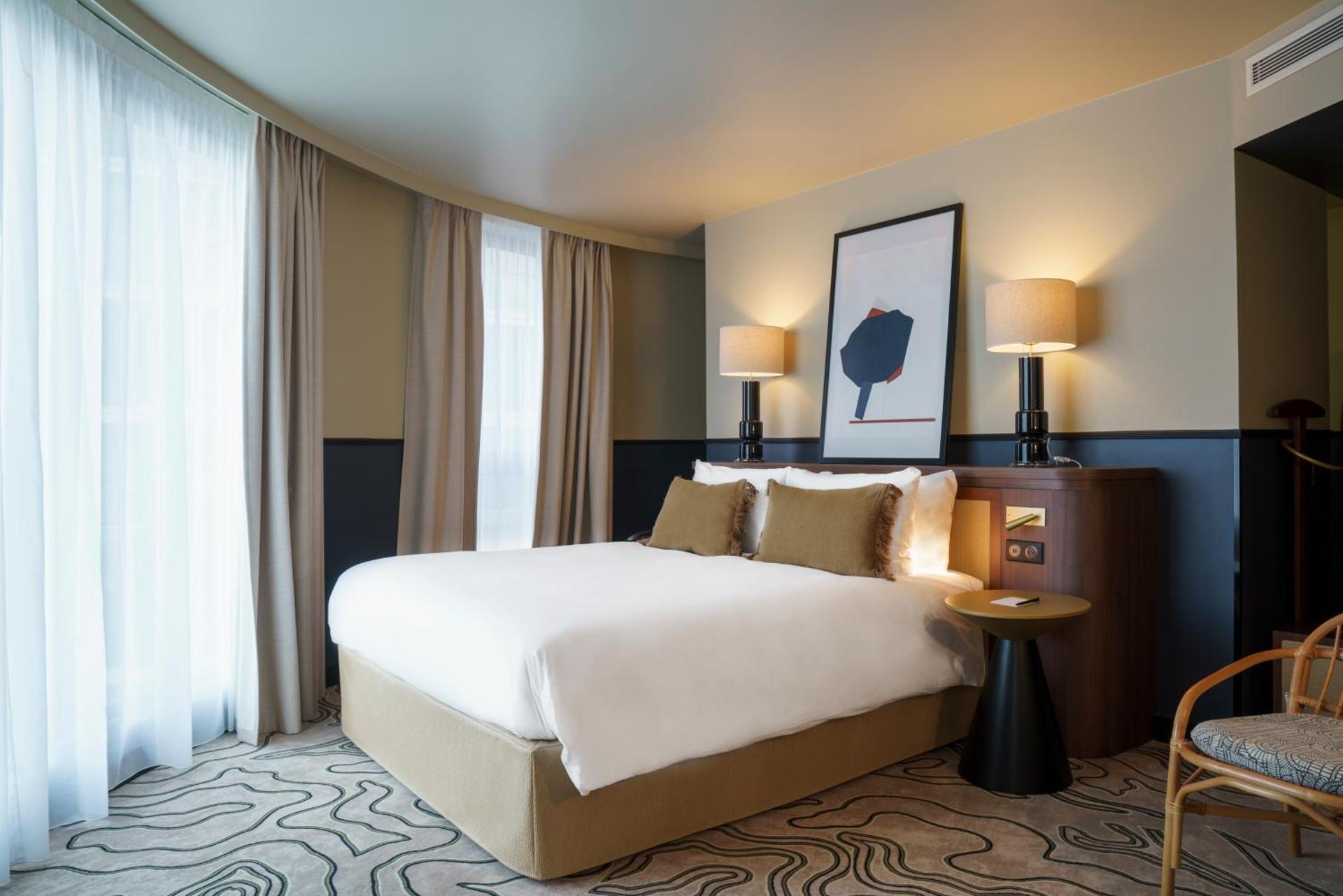 Junior Queen Suite bed with single sofa bed