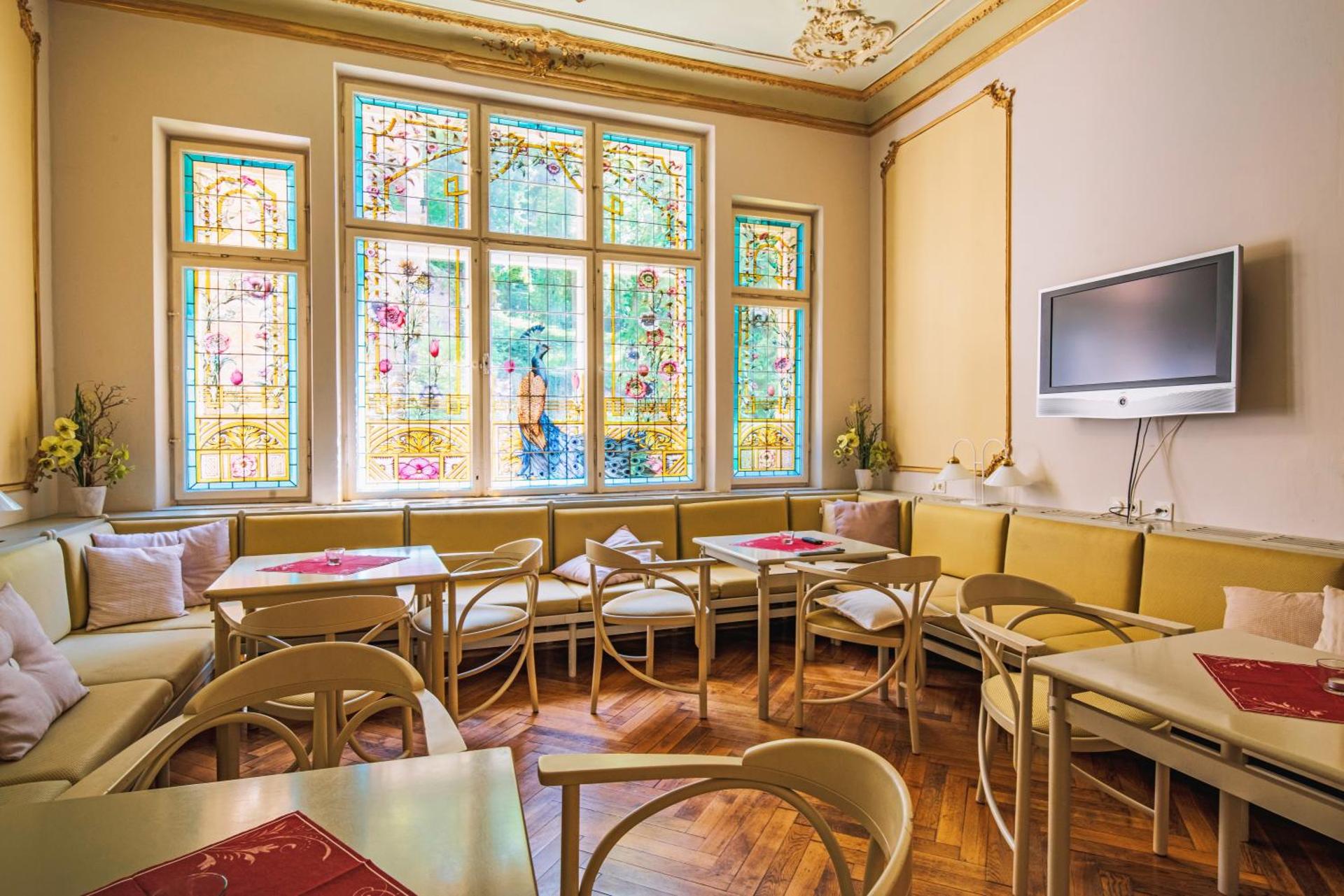 Communal lounge/ TV room