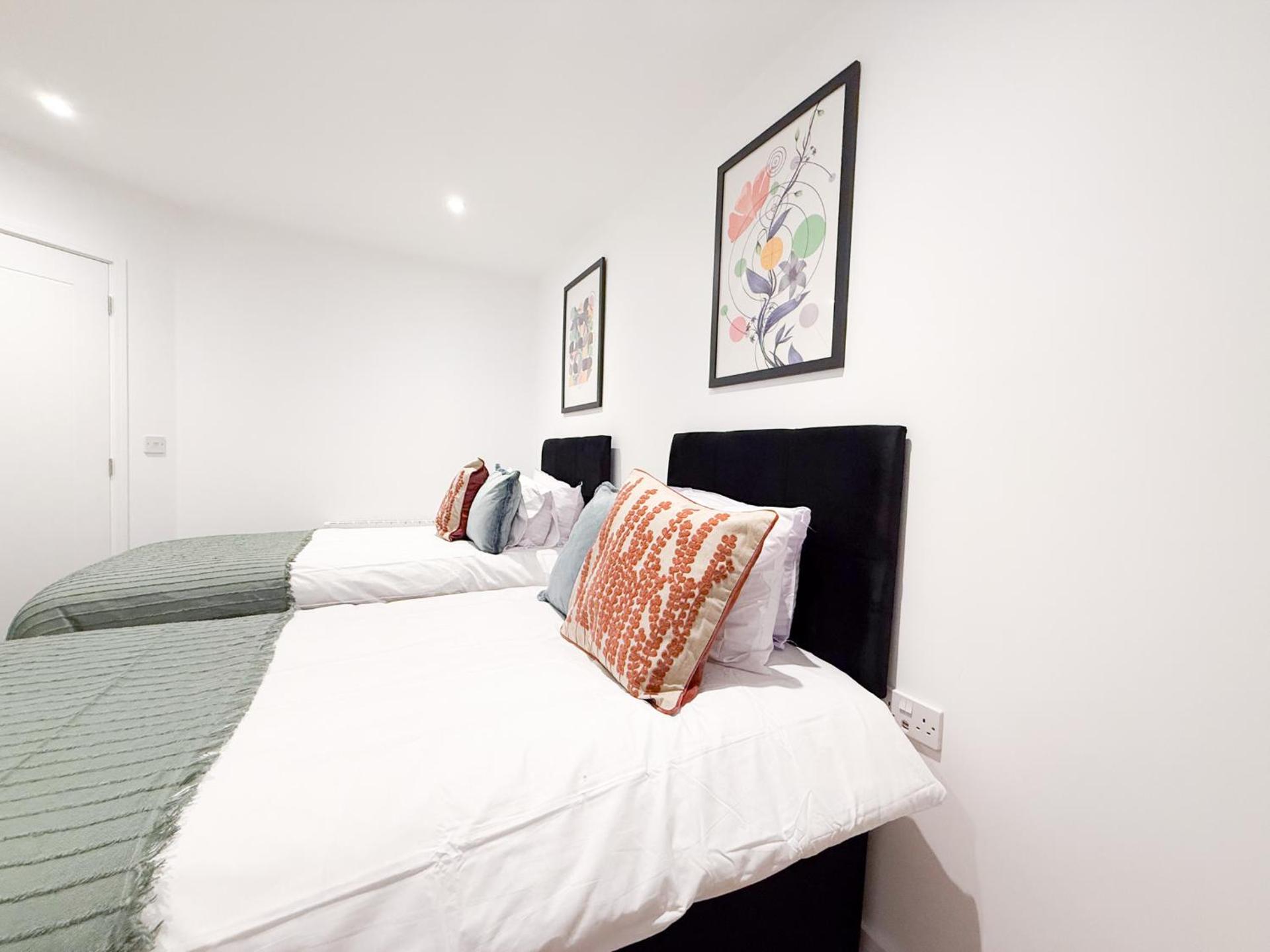 Spacious Modern 1 Bed Apartments in St Neots - Perfect for Contractors & Professionals - Free Parking - WiFi - Fully Equipped Kitchen - Smart TV Ideal for Work Stays and Long Projects