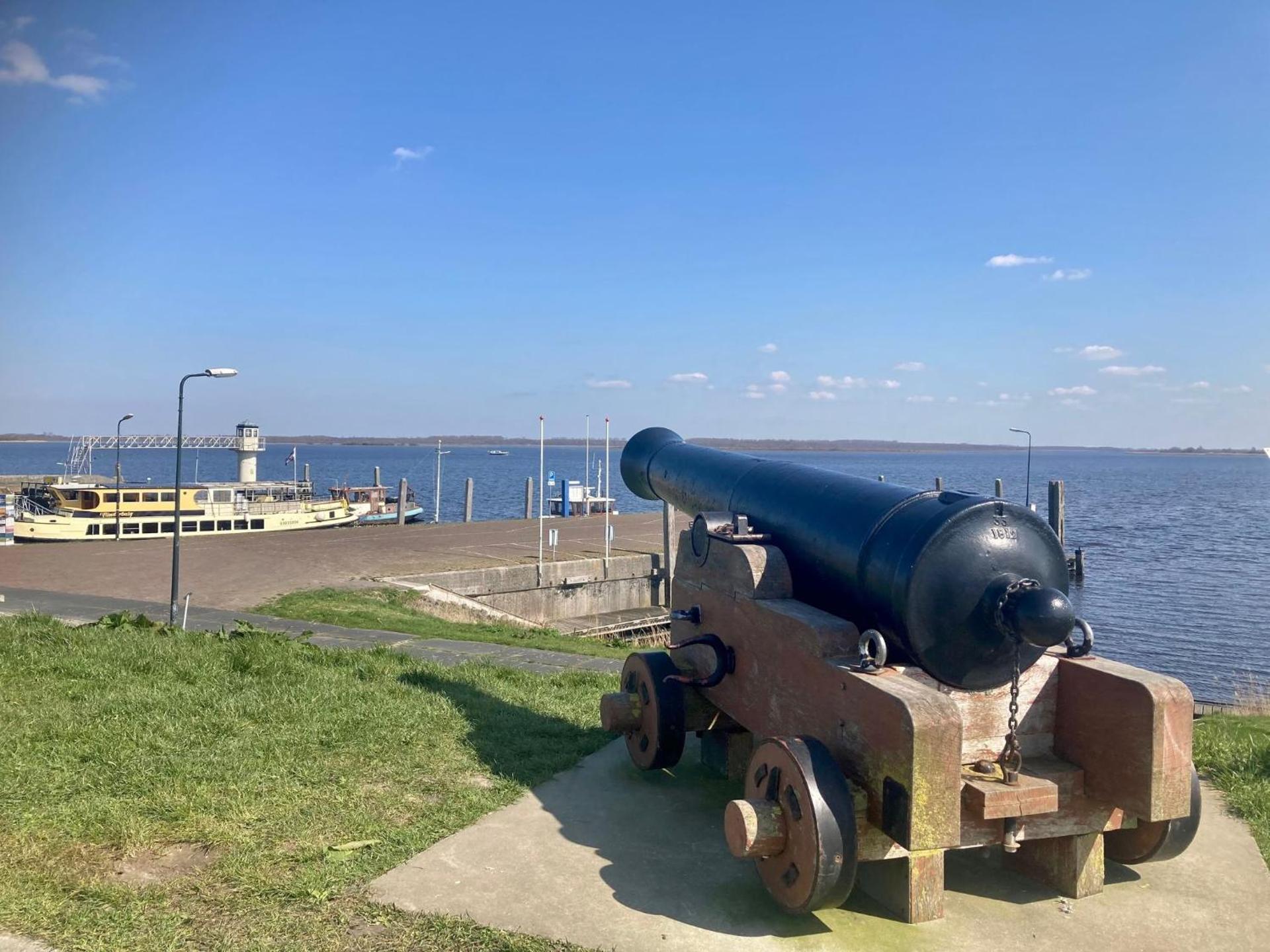 "Heleen" 6 pers, Lauwersmeer waterfront, full equipped and modern