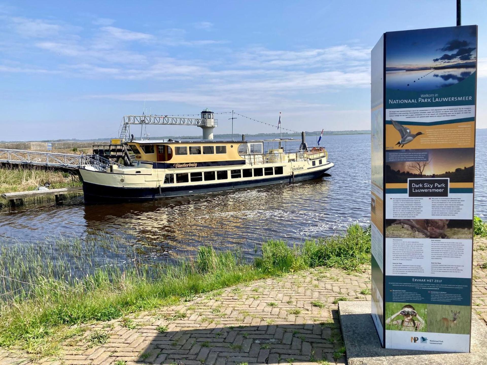 6pers Modern harbor house Jasmijn with fenced garden and lake view