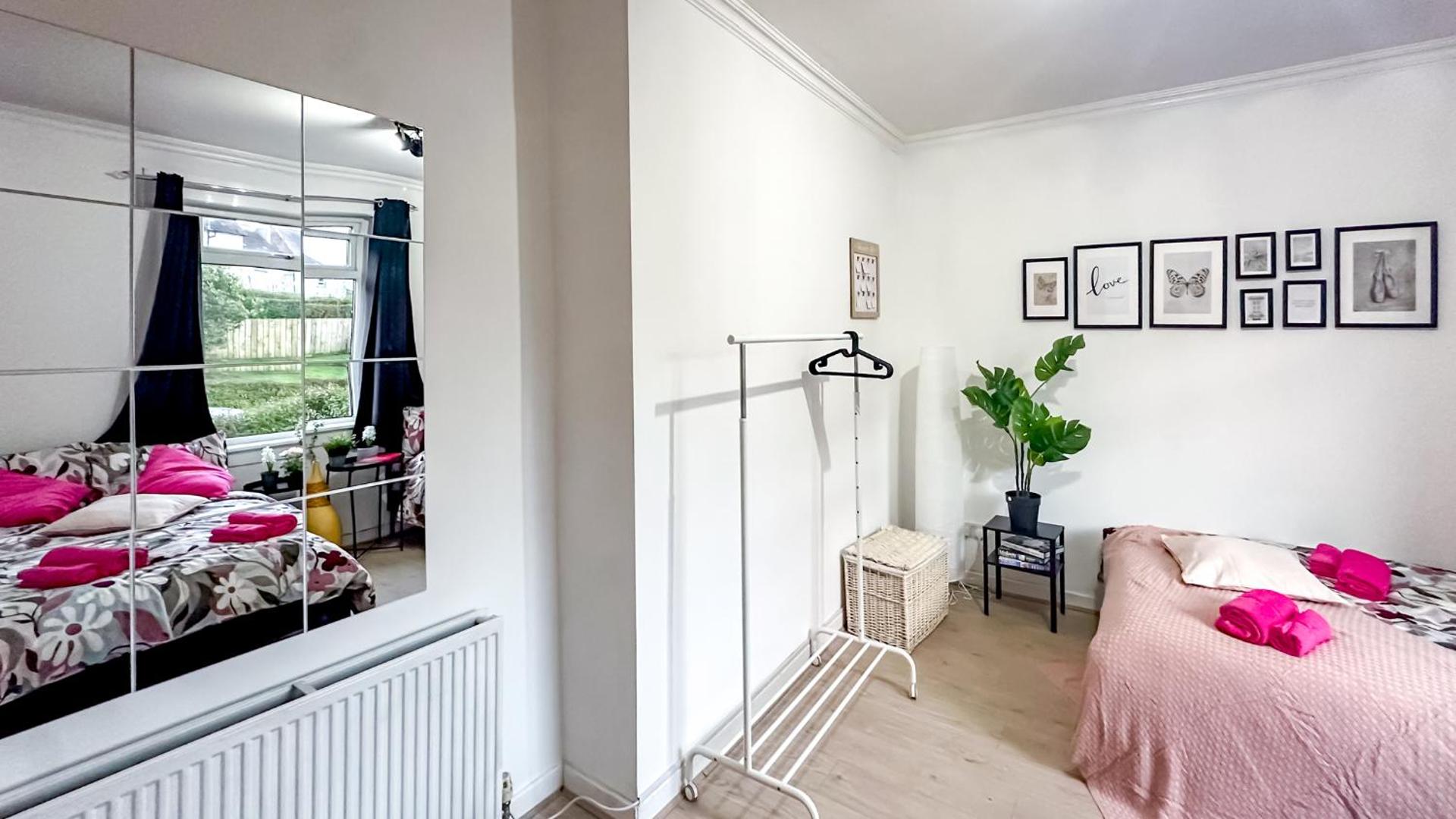 Holly street house with Separate Entrance,Glasgow edge