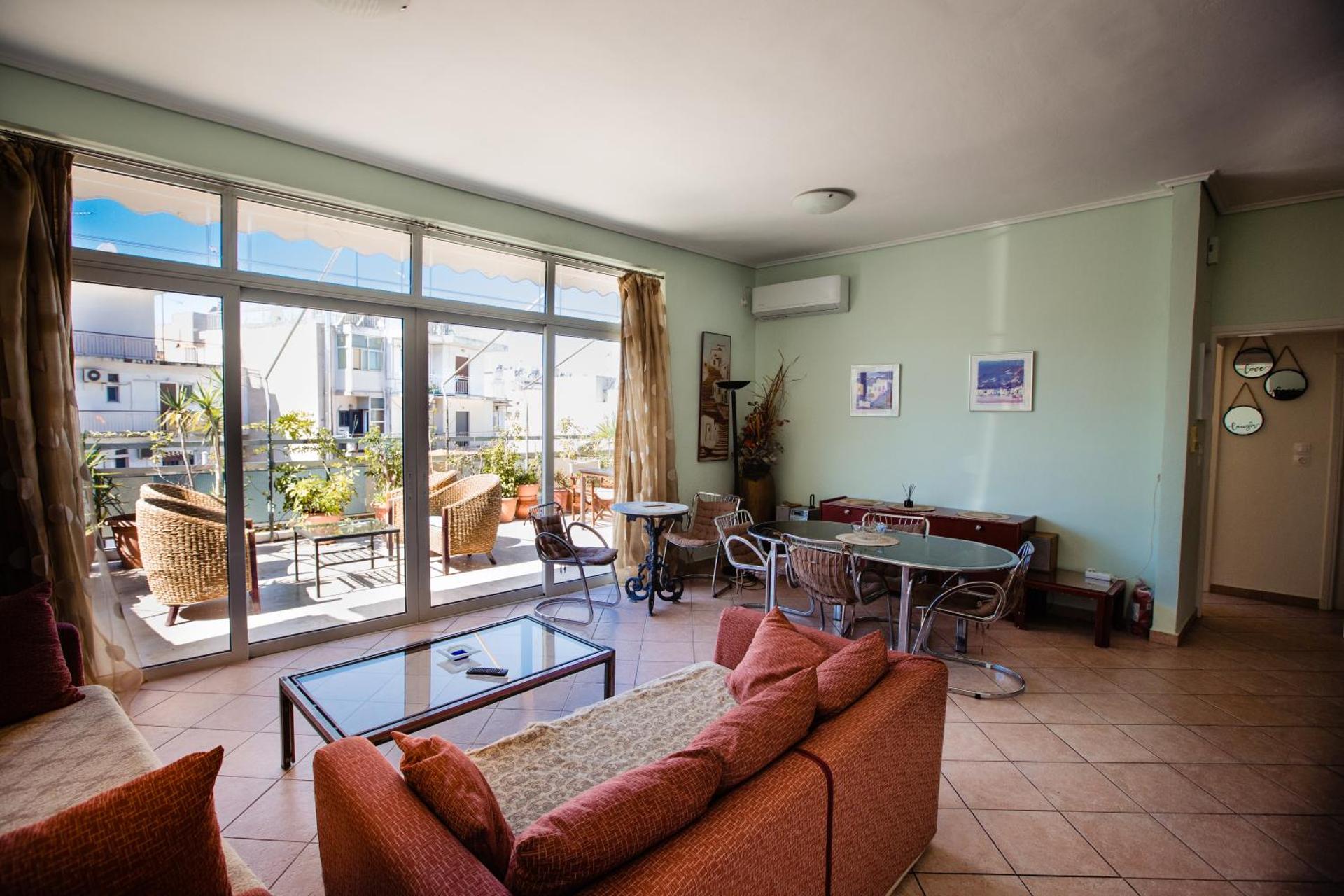 Μεγάλο Διαμέρισμα με ευρύχωρο μπαλκόνι στην Αθήνα