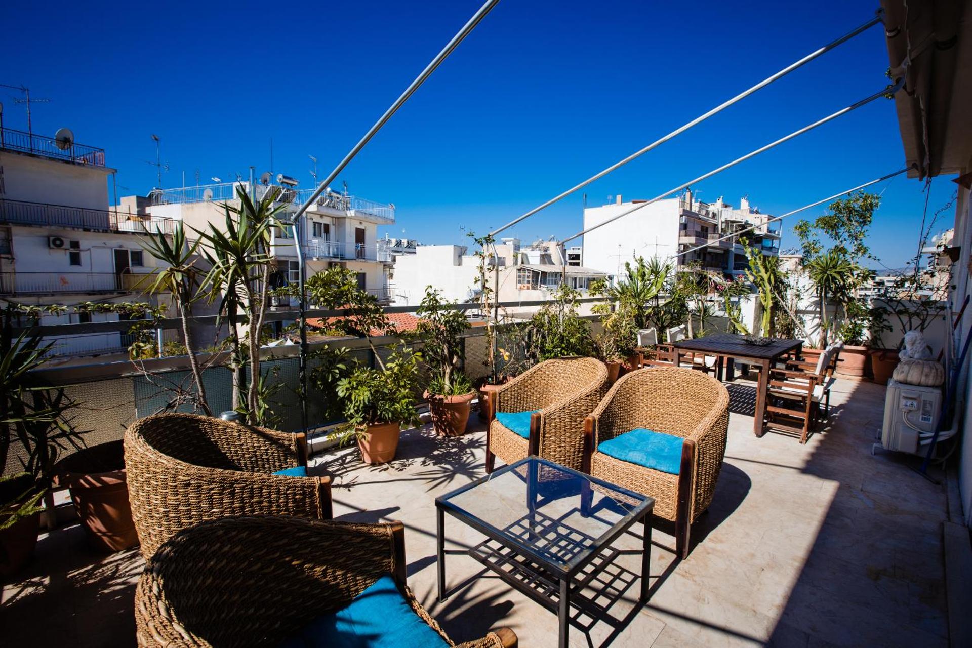 Μεγάλο Διαμέρισμα με ευρύχωρο μπαλκόνι στην Αθήνα