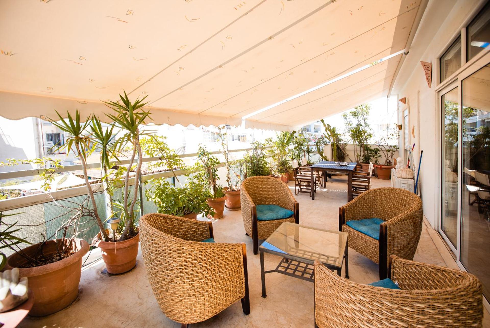 Μεγάλο Διαμέρισμα με ευρύχωρο μπαλκόνι στην Αθήνα