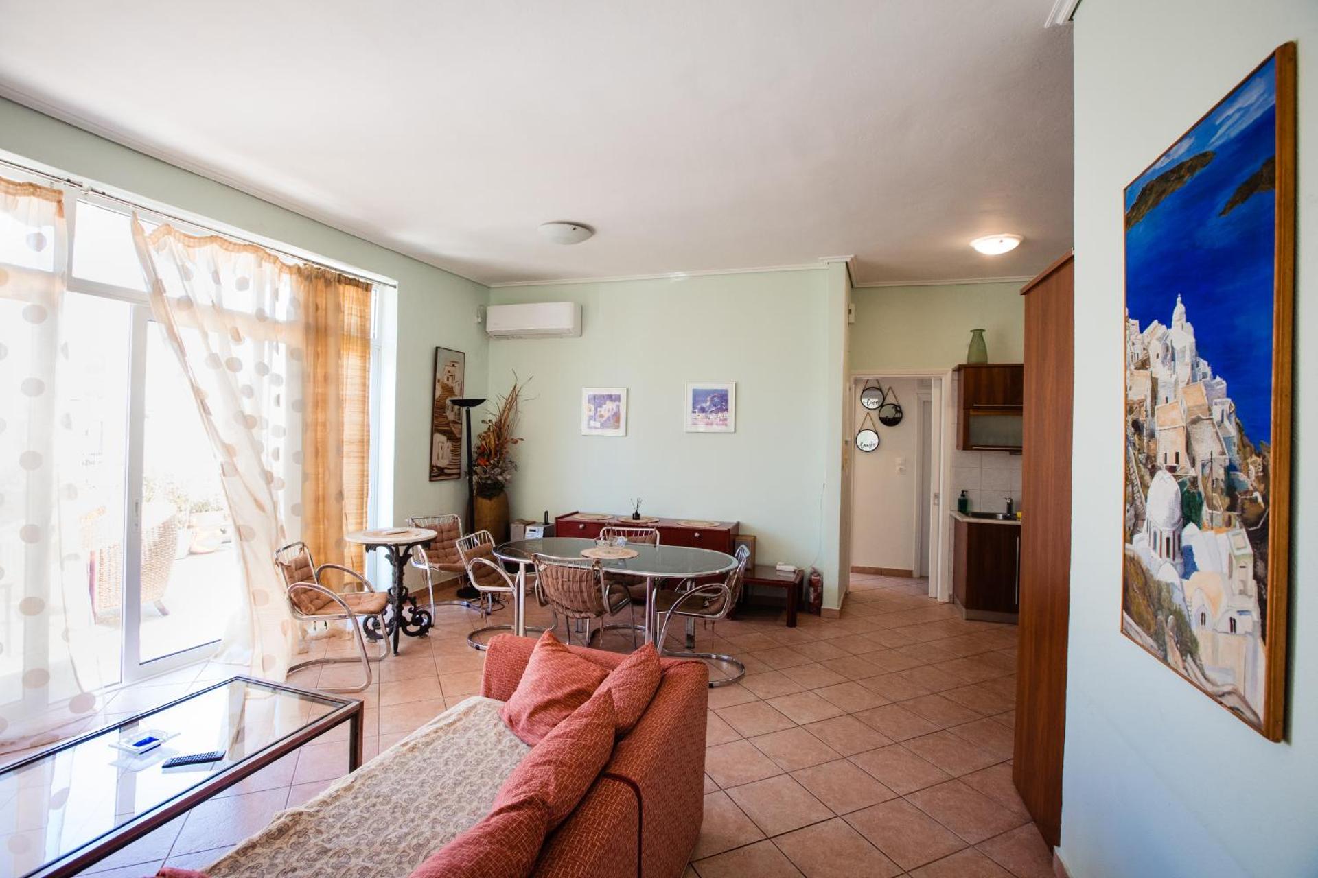 Μεγάλο Διαμέρισμα με ευρύχωρο μπαλκόνι στην Αθήνα