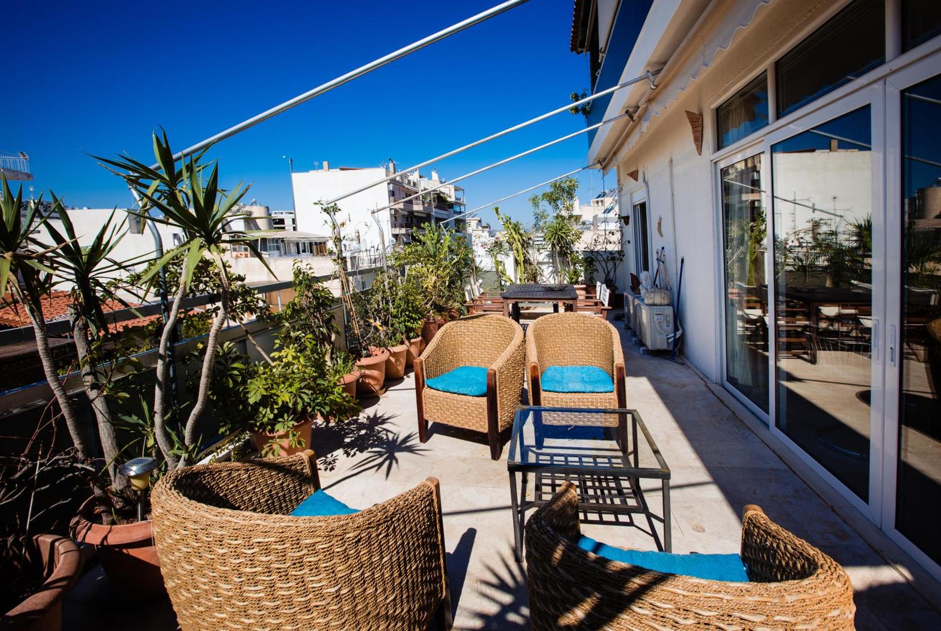 Μεγάλο Διαμέρισμα με ευρύχωρο μπαλκόνι στην Αθήνα