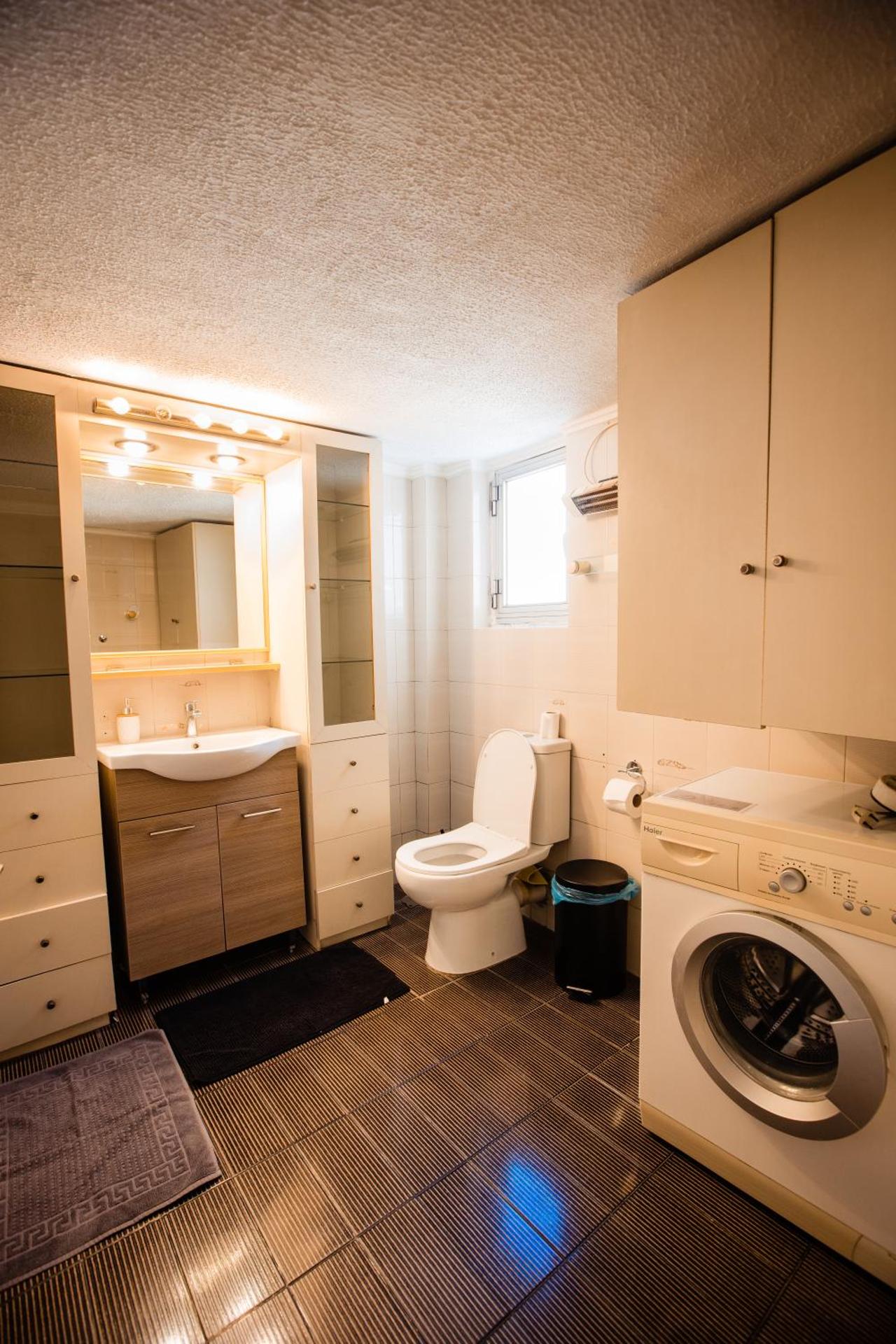 Μεγάλο Διαμέρισμα με ευρύχωρο μπαλκόνι στην Αθήνα