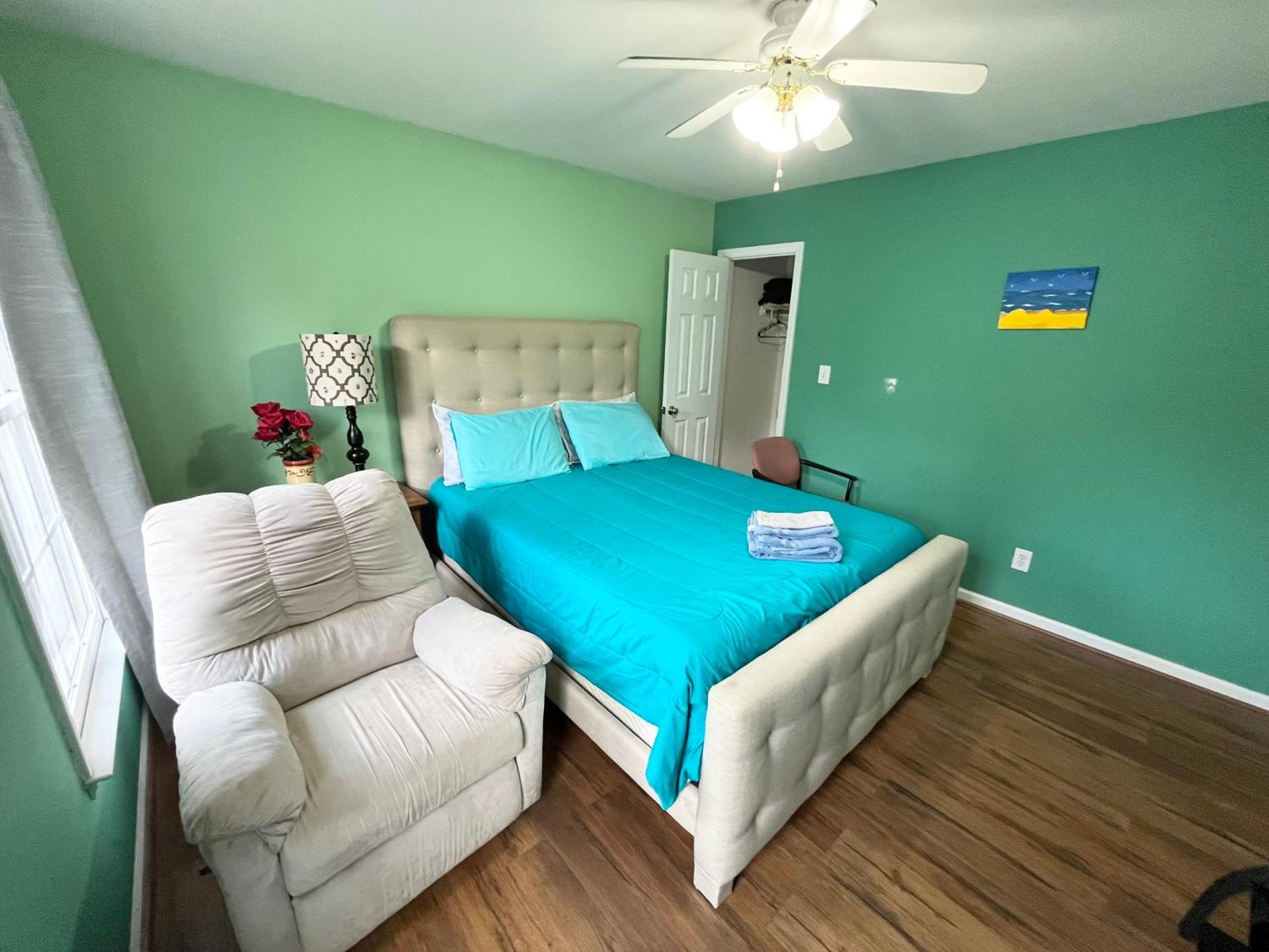 Comfortable Rooms in A Single Family House in Chapel Hill near UNC Duke RTP, with Massage Chair