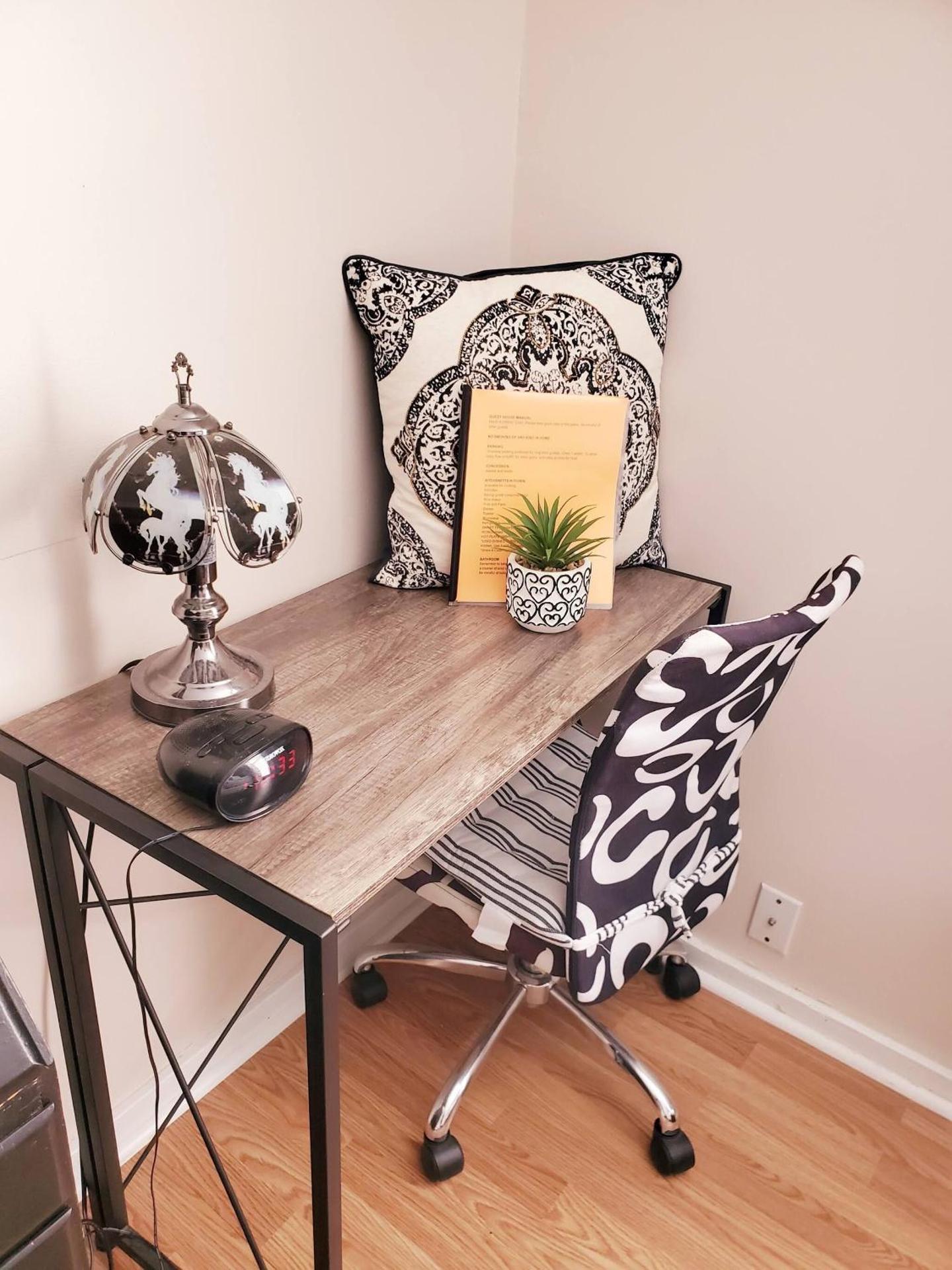 Black-white Rm By Yale U