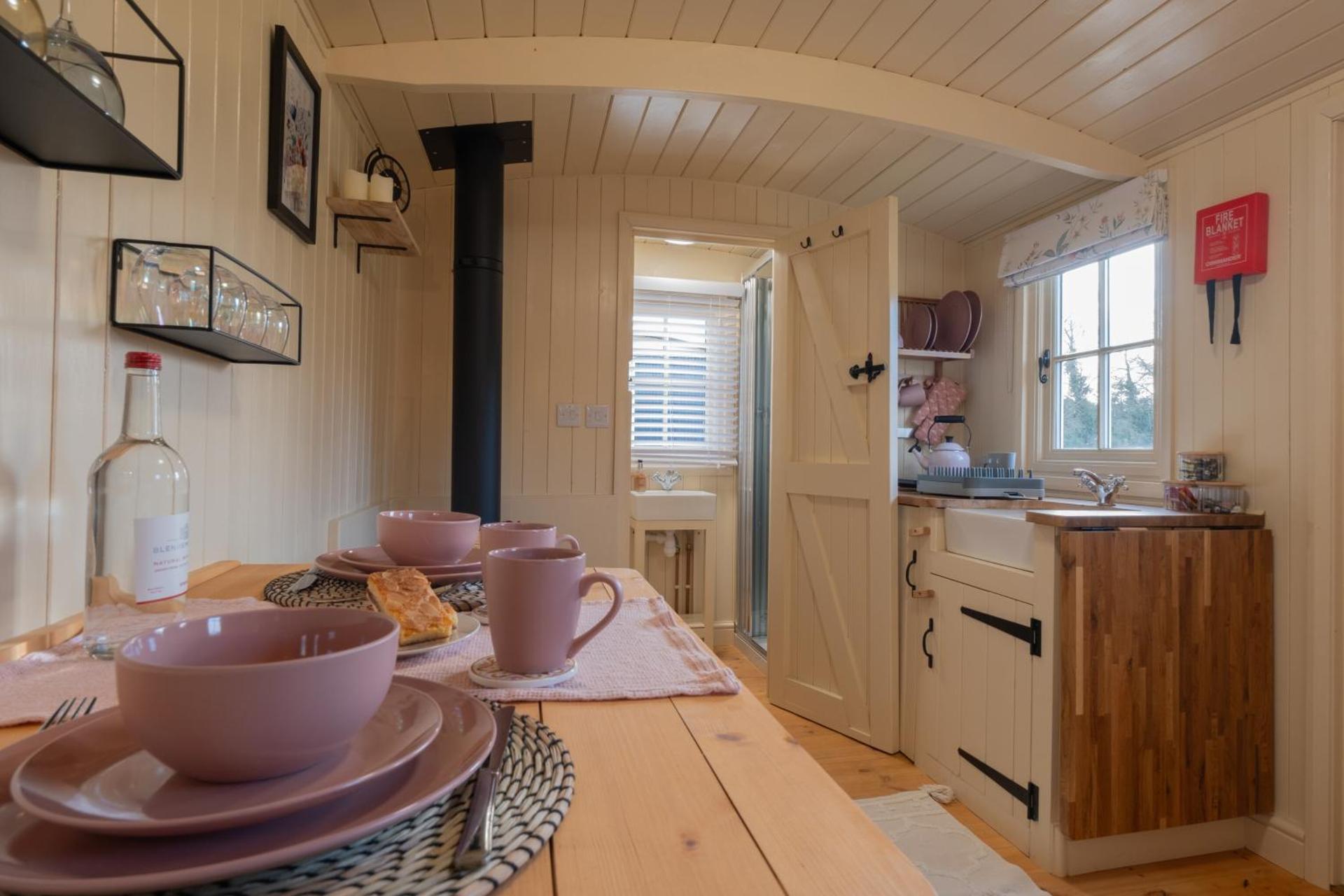 ShepherdsHut-Cotswolds-PetFriendly-WoodBurner