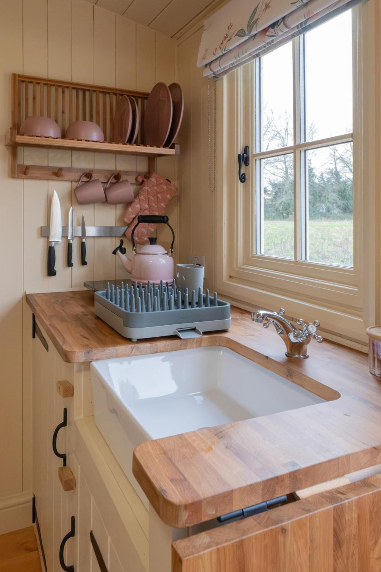 ShepherdsHut-Cotswolds-PetFriendly-WoodBurner