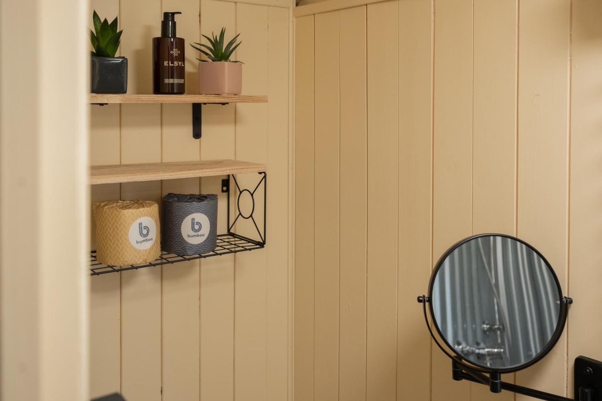 ShepherdsHut-Hot Tub-Cotswolds-PetFriendly