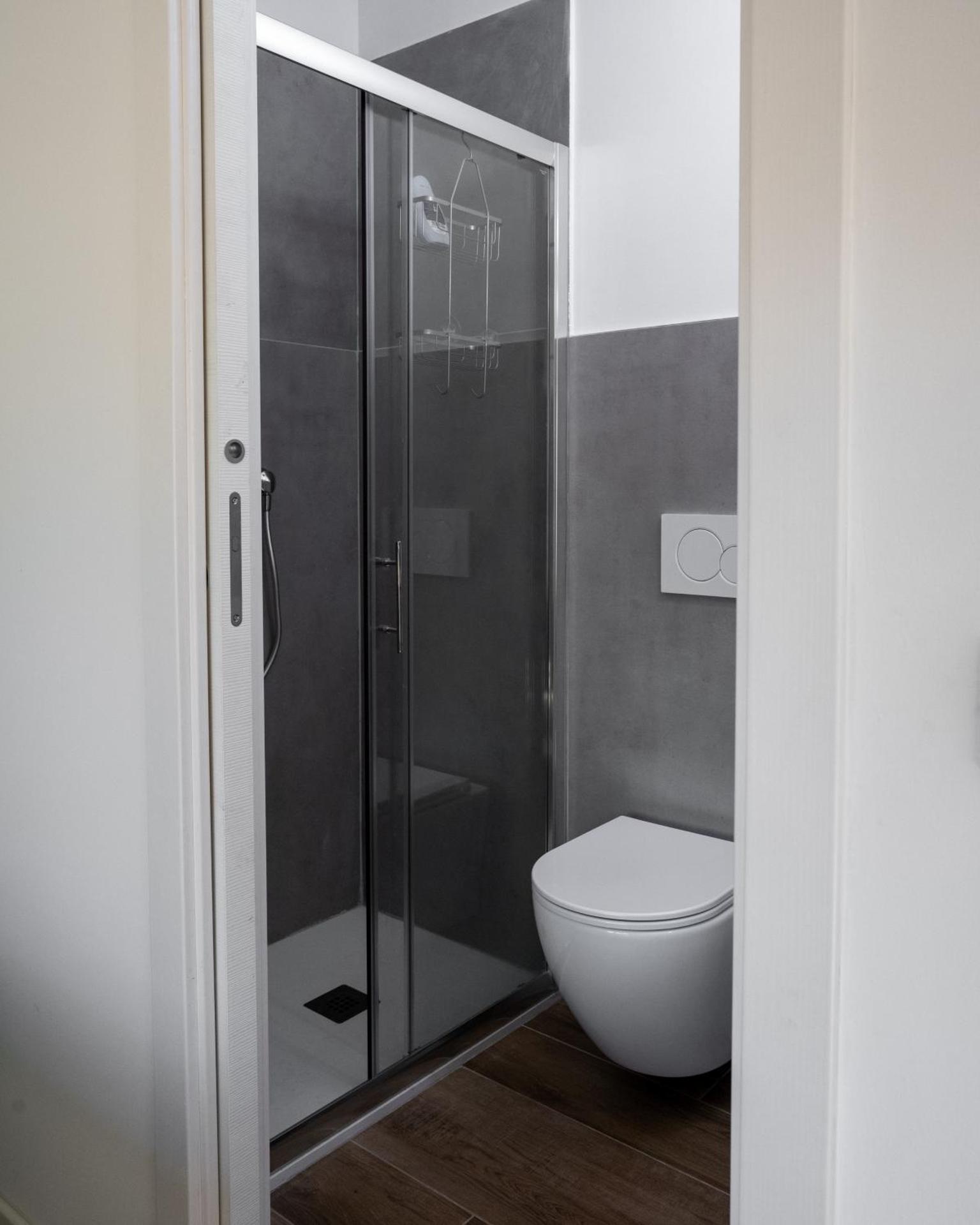 Camera Matrimoniale con bagno privato-struttura condivisa con Host-CASA ENEA