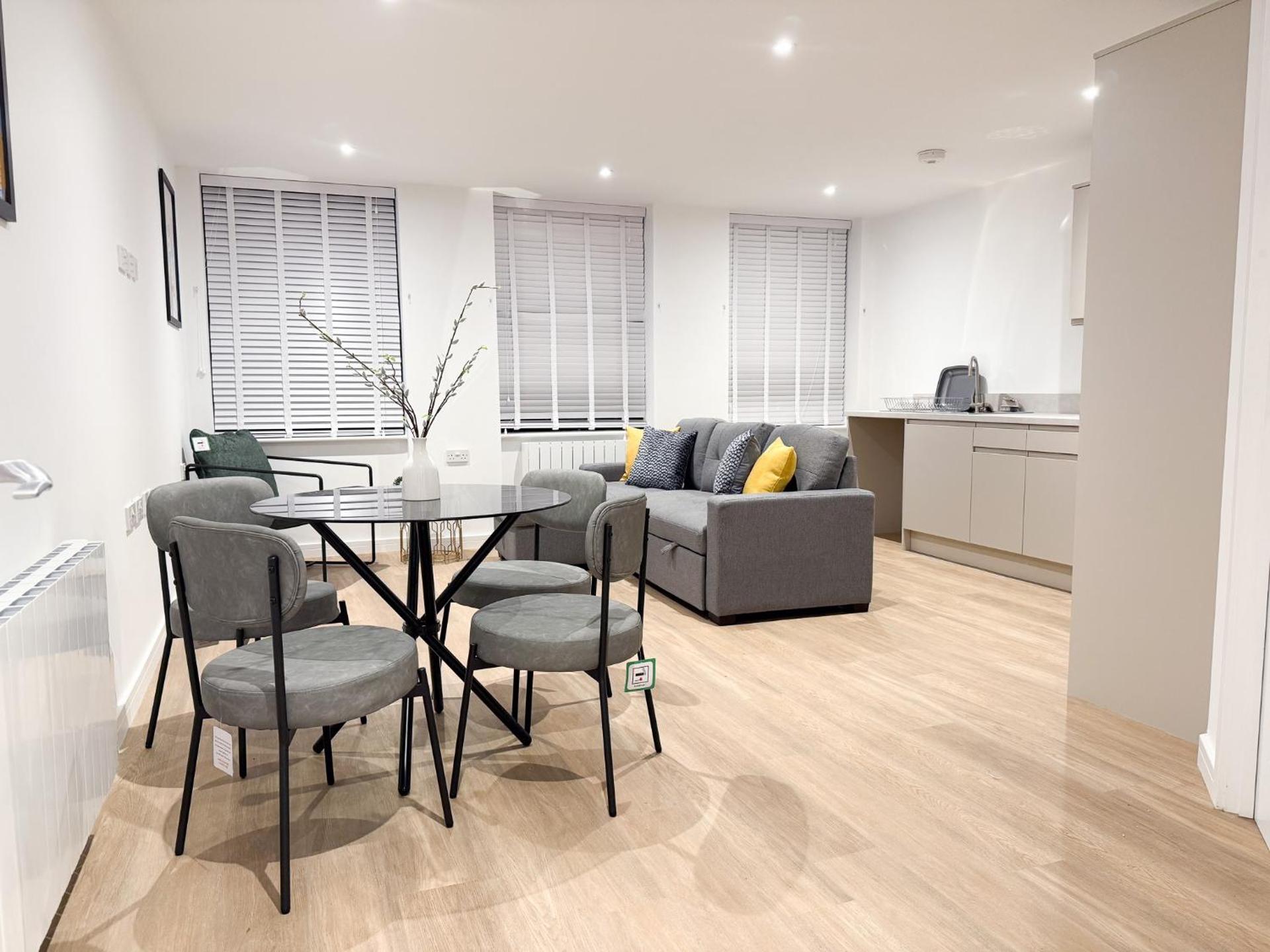 Spacious Modern 1 Bed Apartments in St Neots - Perfect for Contractors & Professionals - Free Parking - WiFi - Fully Equipped Kitchen - Smart TV Ideal for Work Stays and Long Projects