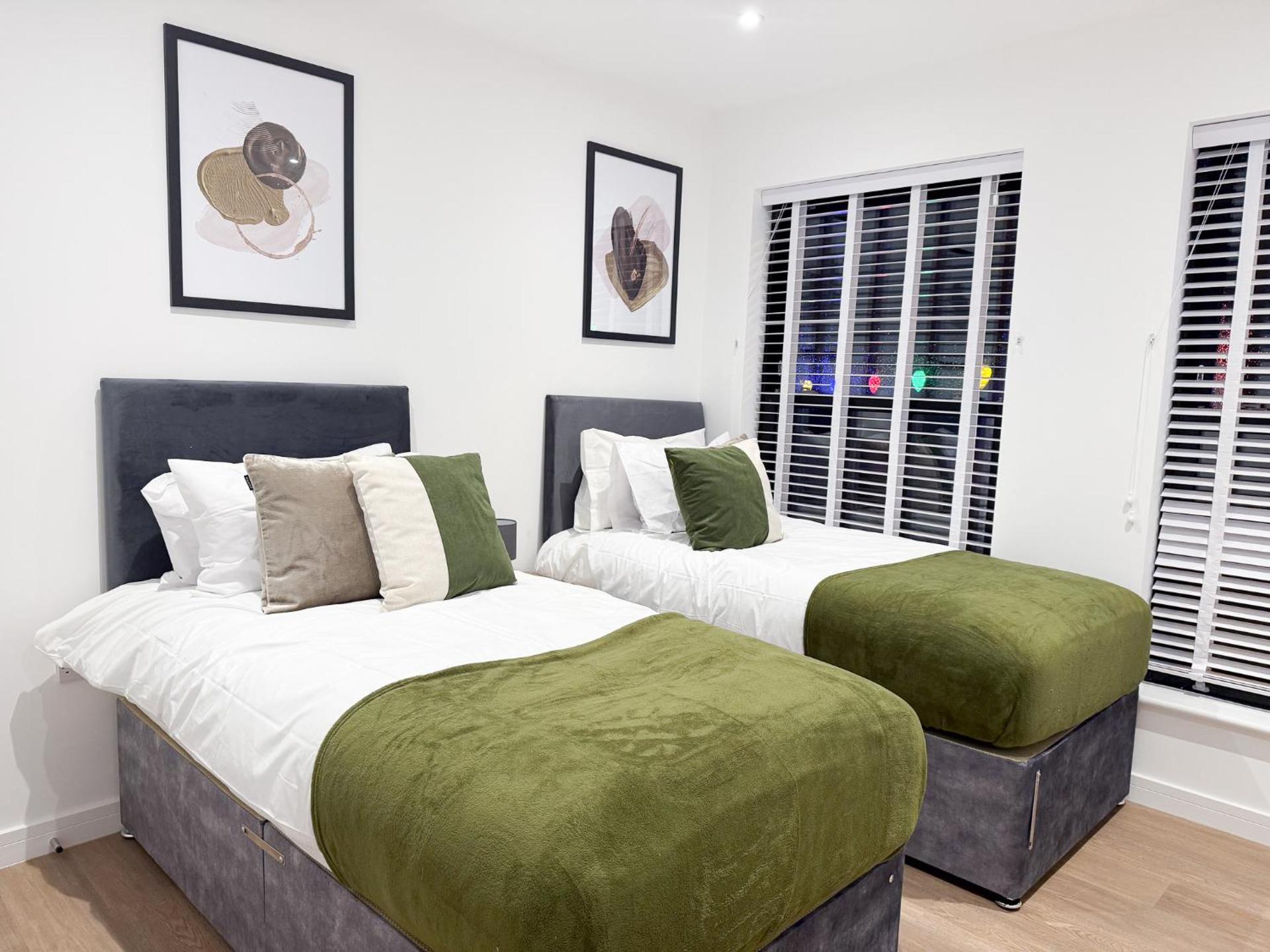 Spacious Modern 1 Bed Apartments in St Neots - Perfect for Contractors & Professionals - Free Parking - WiFi - Fully Equipped Kitchen - Smart TV Ideal for Work Stays and Long Projects