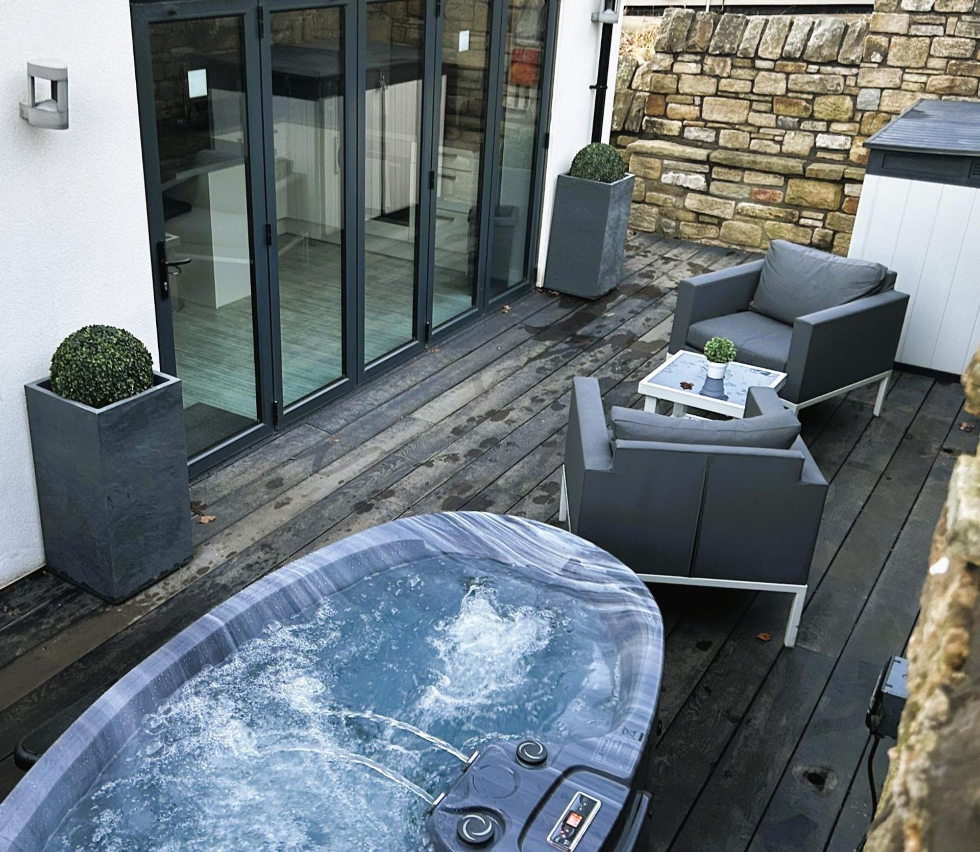 Couples Canalside Retreat with Hot Tub & Pergola