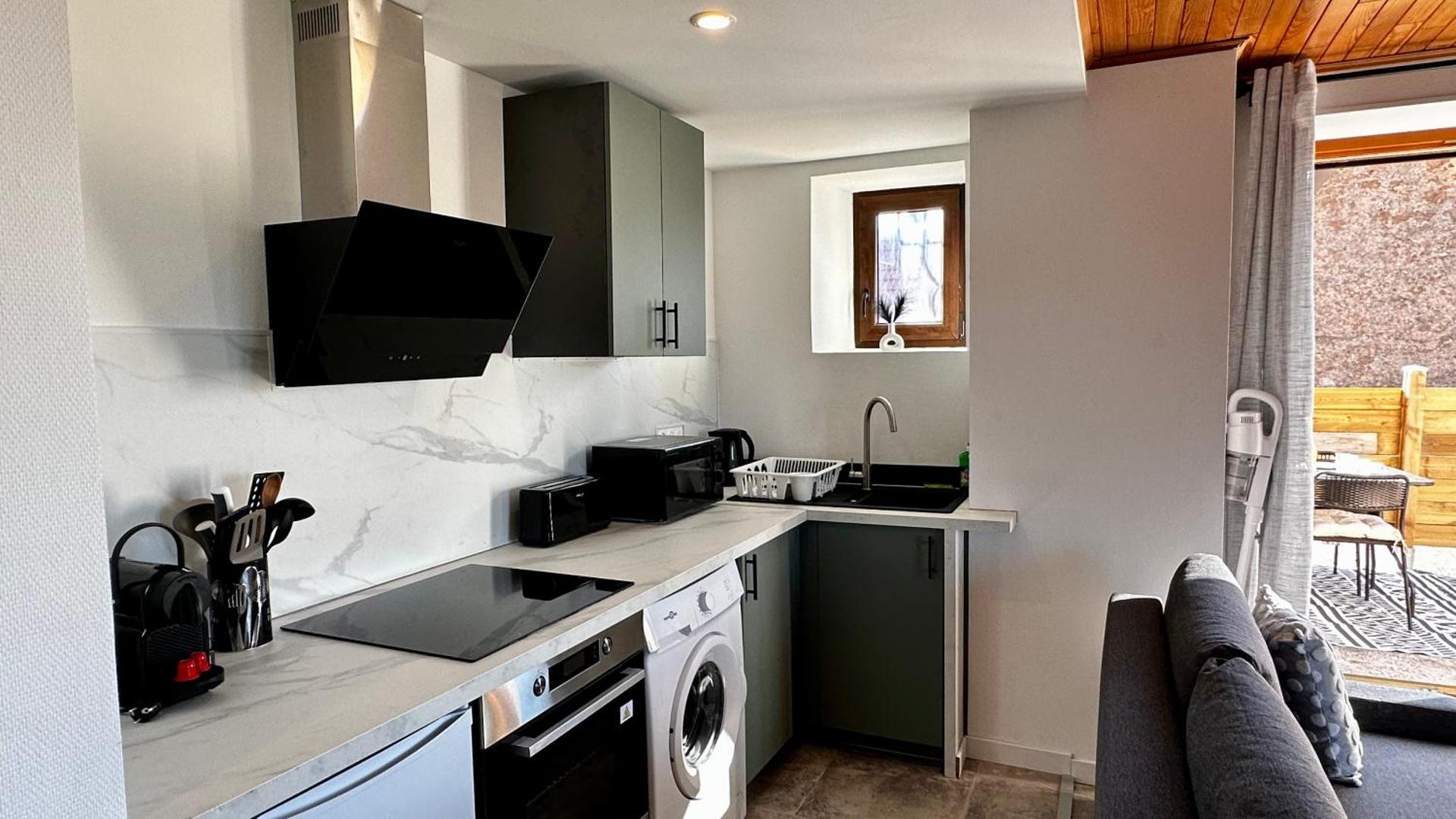 Kitchen or kitchenette