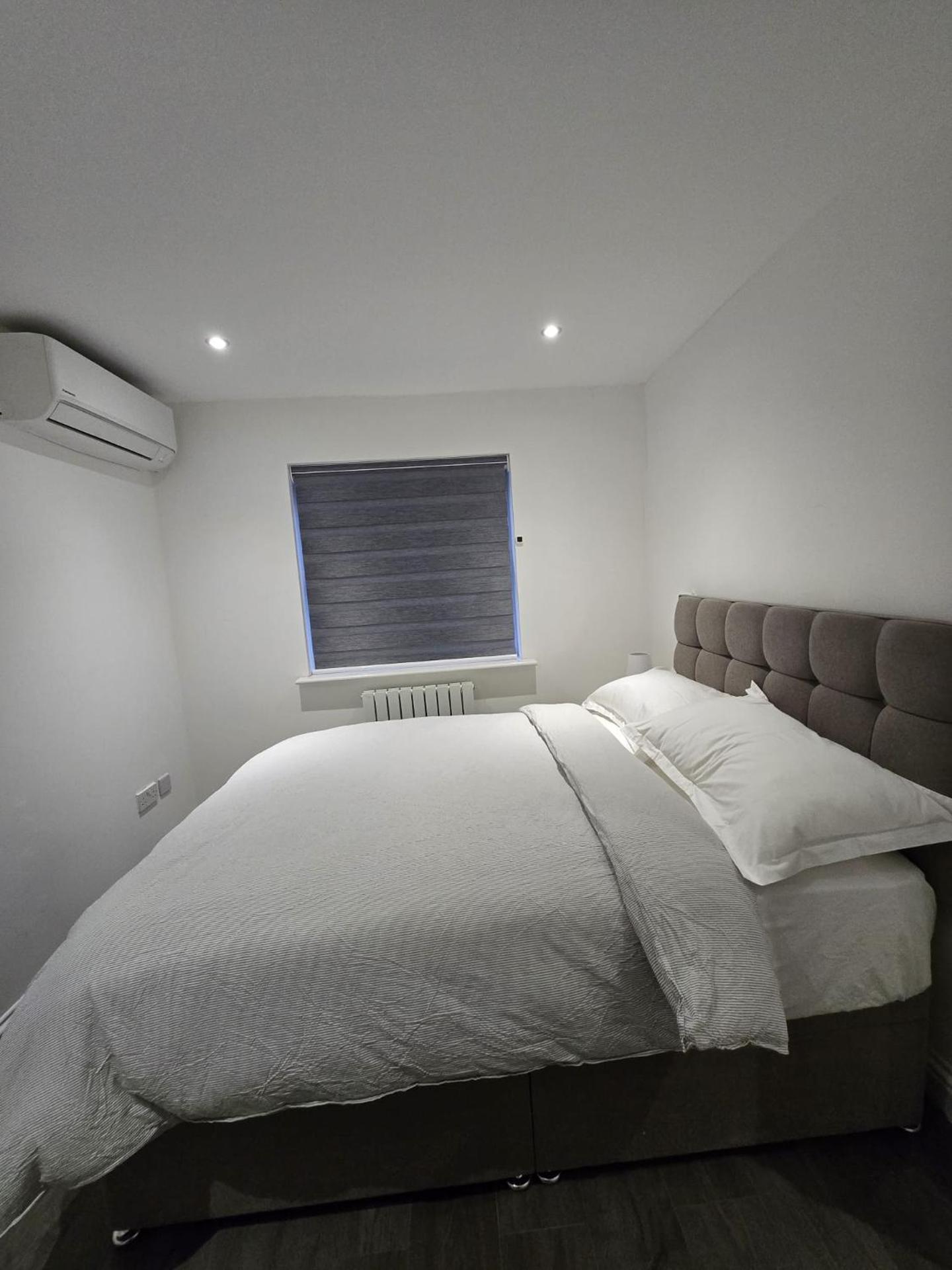 A stylish 3 bedroom house or Apartment in Greenhithe - Available for booking as individual Room or as a Whole apartment - 11mins walk to Greenhithe Train Station, 7 mins drive to Bluewater shopping mall