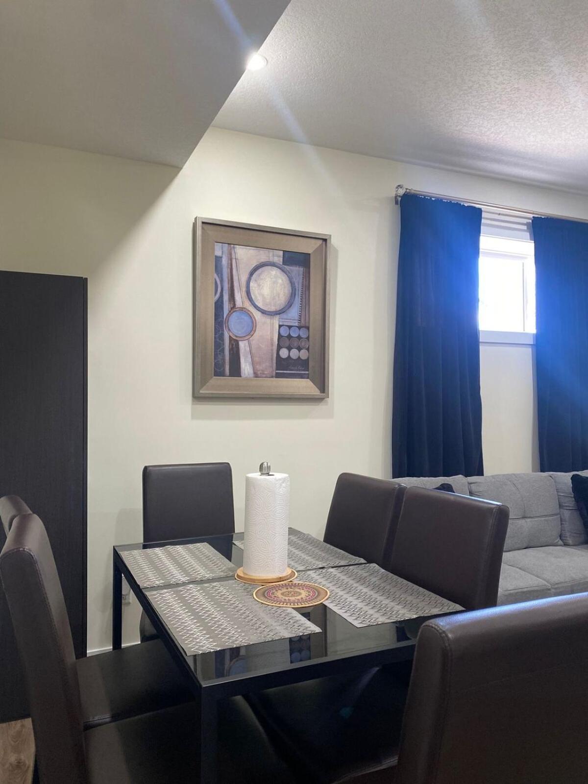 Charming Oasis Tranquil Suite 8 min Airport, AC