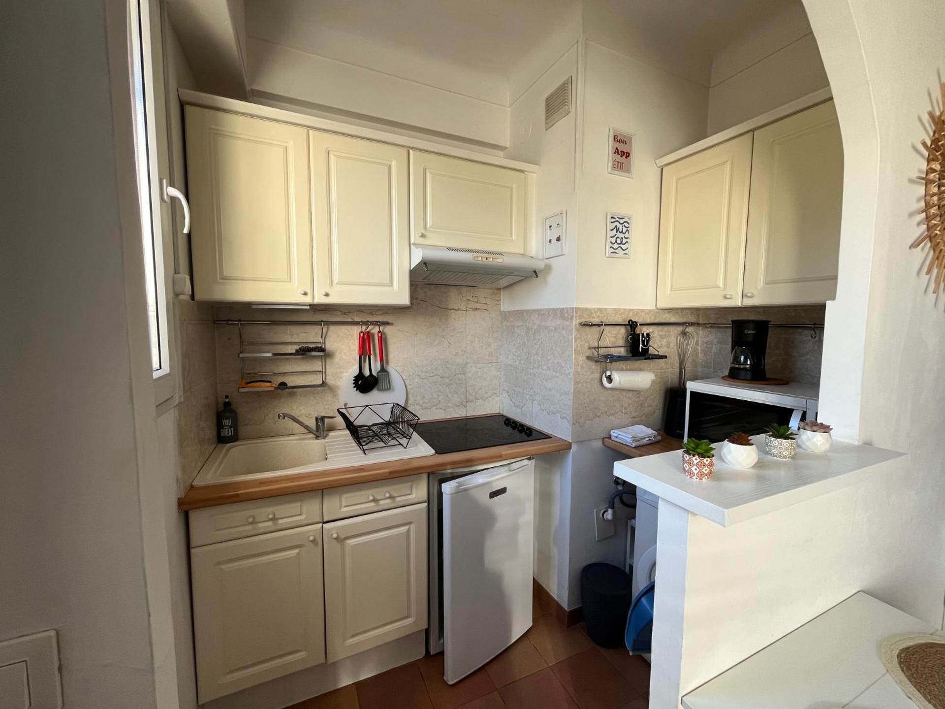 Kitchen or kitchenette