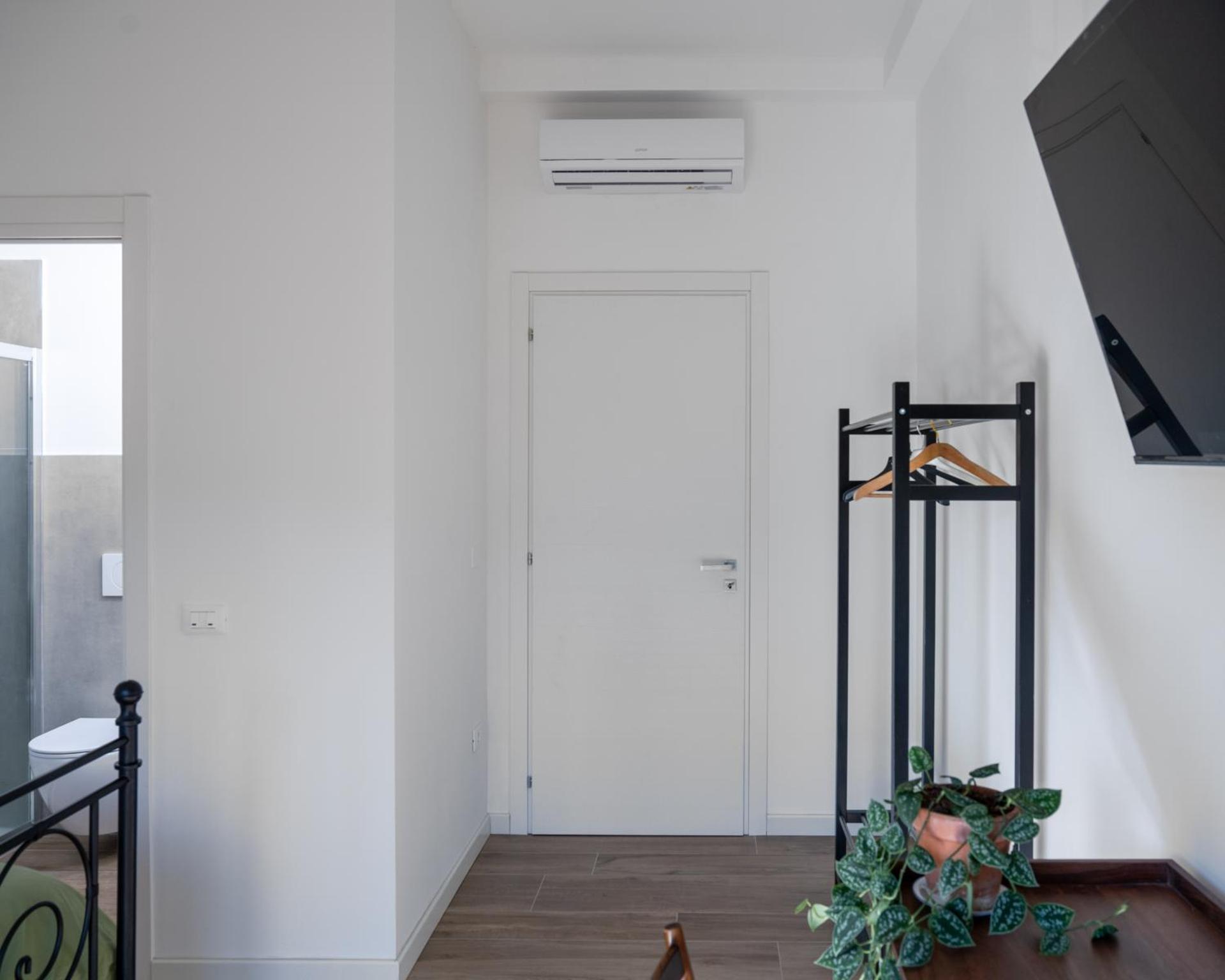 Camera Matrimoniale con bagno privato-struttura condivisa con Host-CASA ENEA