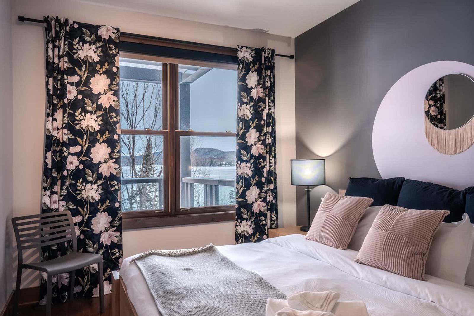 Condo overlooking Lac Superieur & mountain views