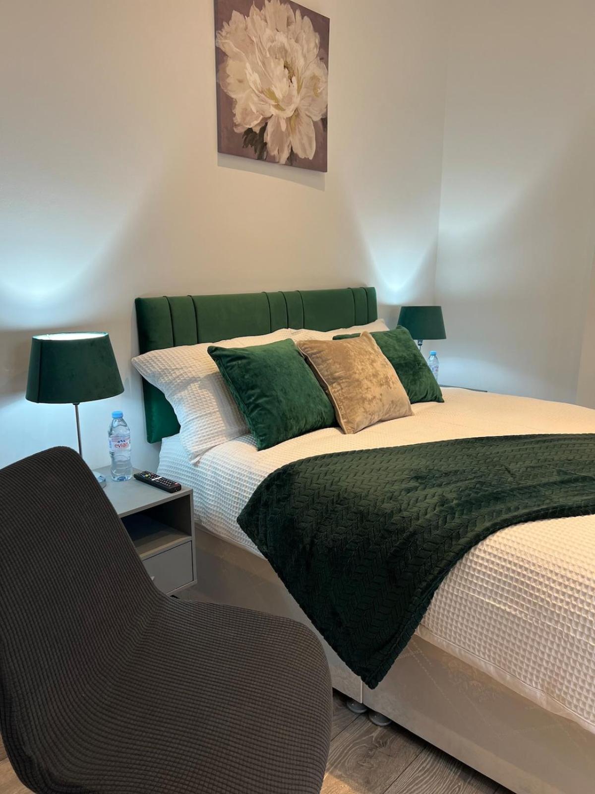 Charming Apartment in West Ealing, 12 Mins to Central London by Train, Free Parking, 8-Min Walk to Station