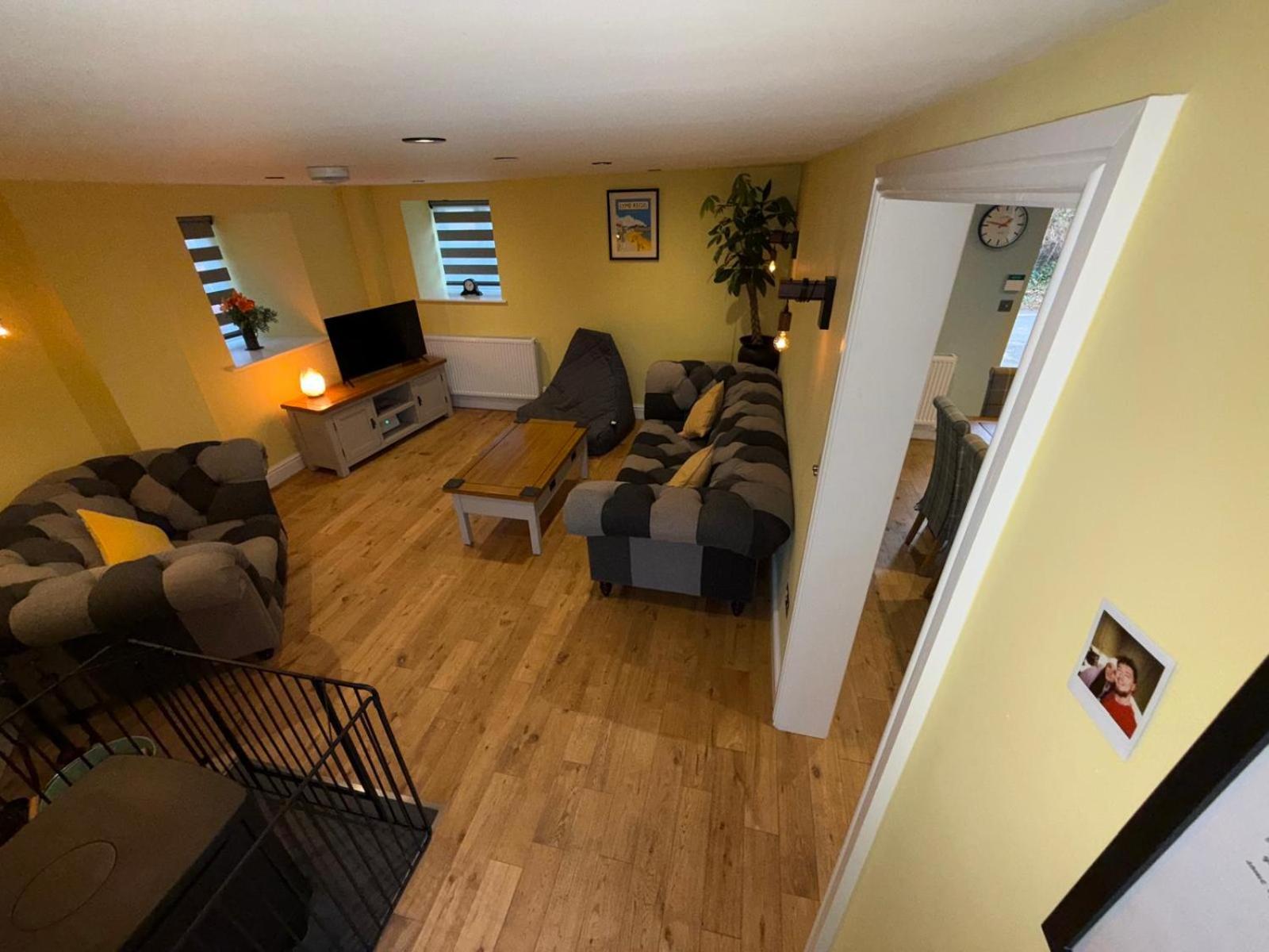 2 Bedroom Cottage in Bower Hinton - The Music Barn!