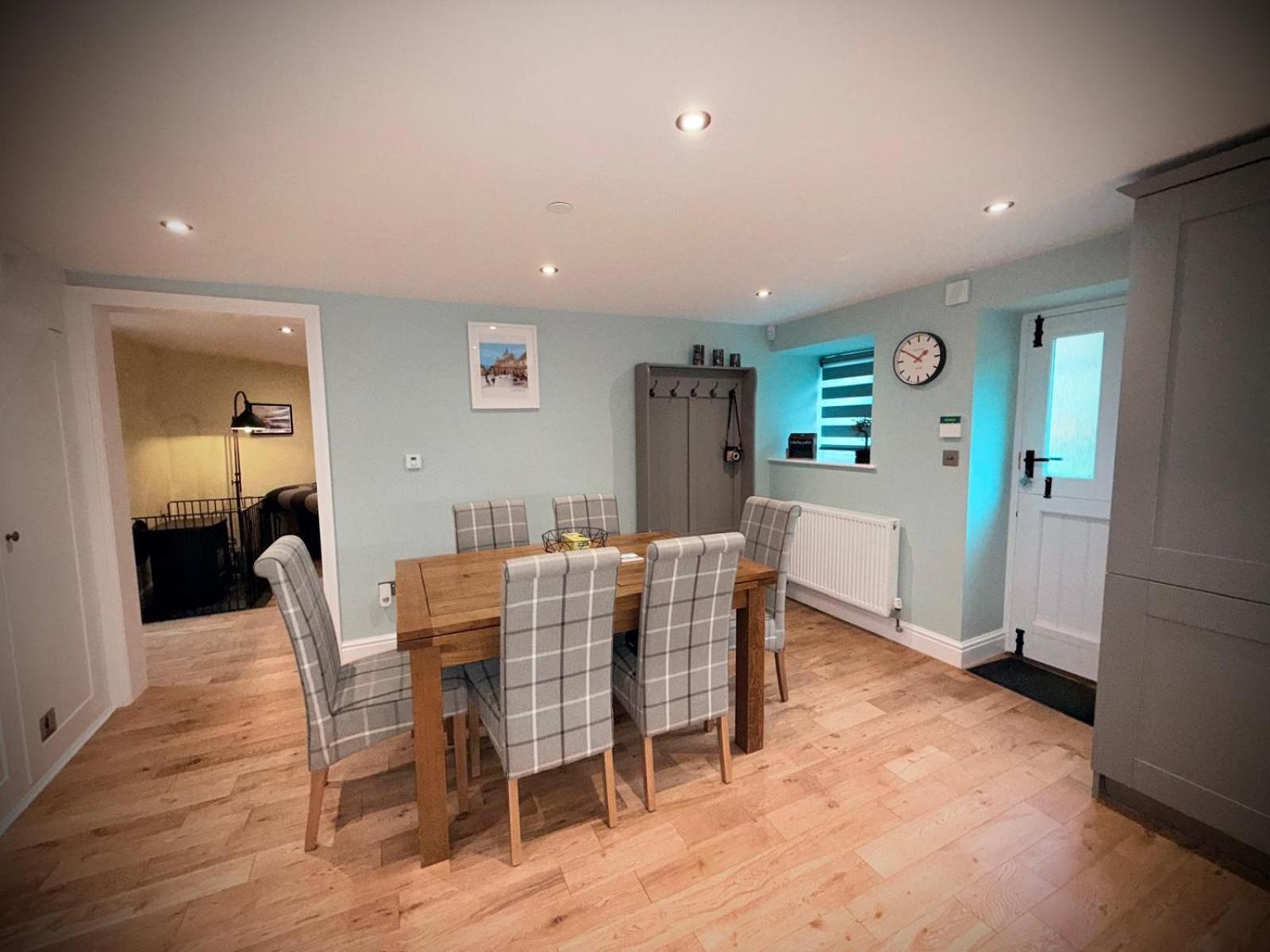 2 Bedroom Cottage in Bower Hinton - The Music Barn!