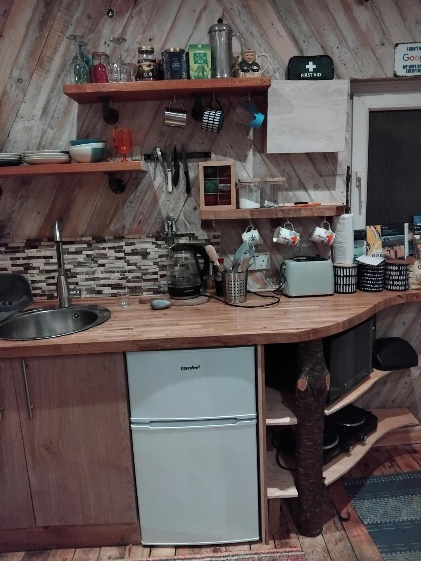 Cosy rustic cabin with hot tub and country views