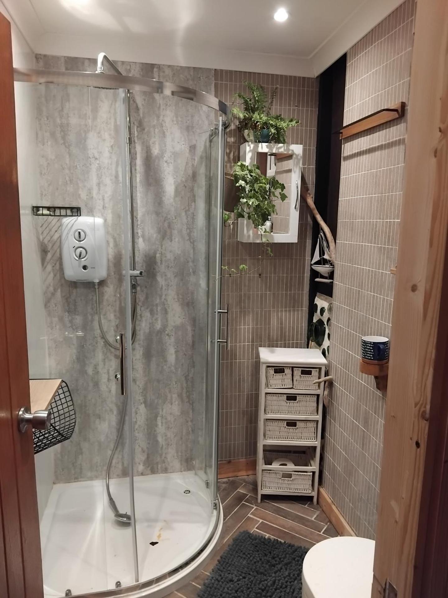 Cosy rustic cabin with hot tub and country views