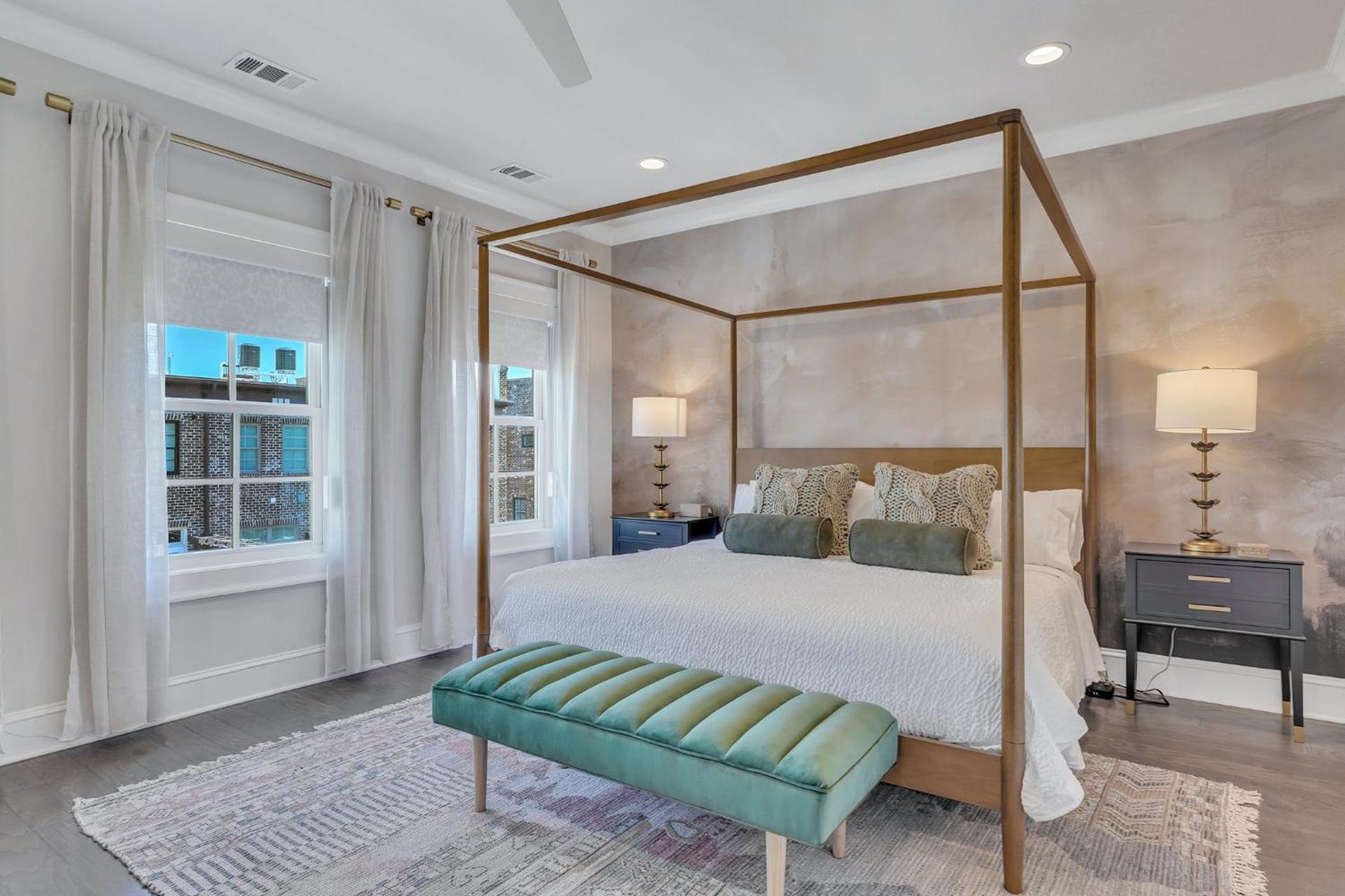 Waterside Retreat, Steps to River Street