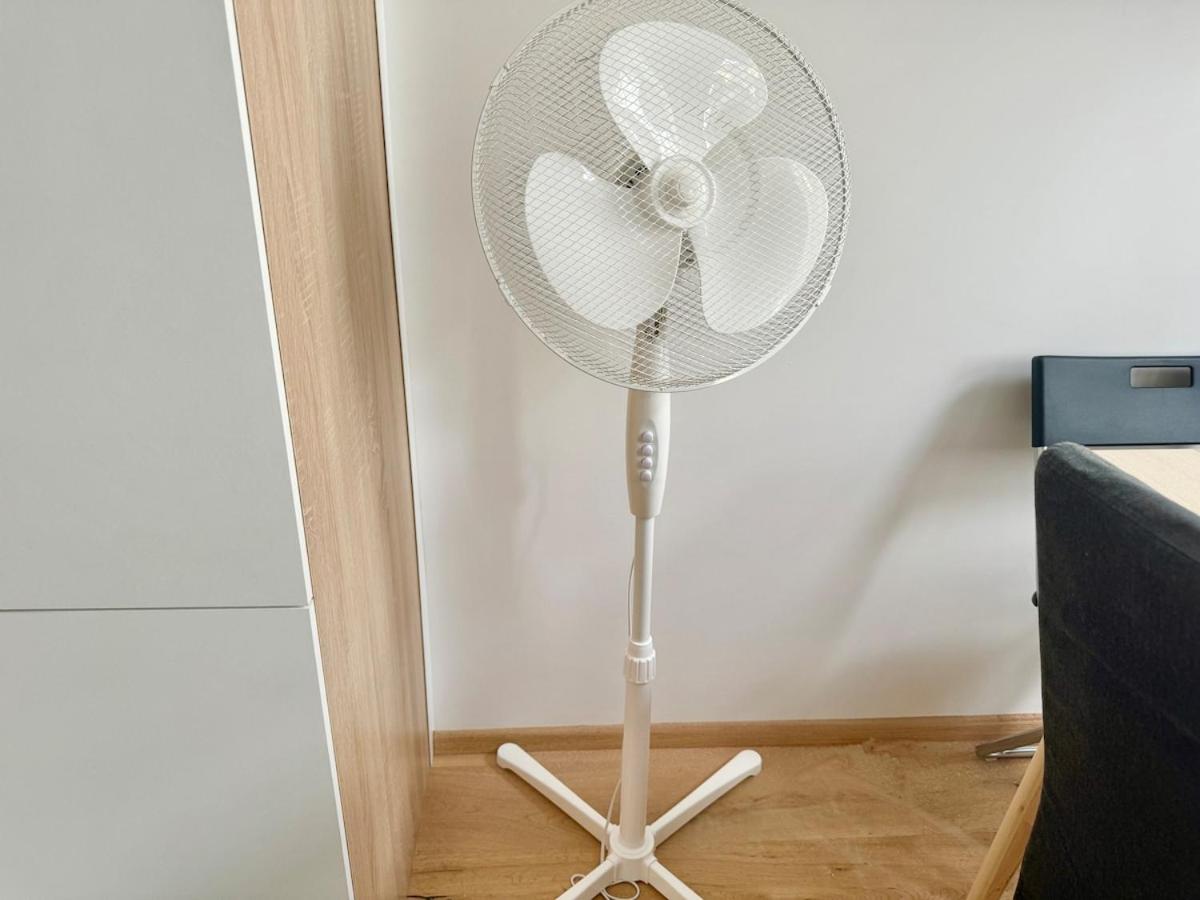 Stylish & Renovated Apartment with Free Parking