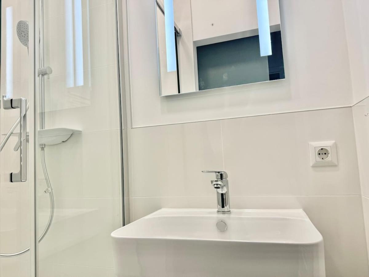 Stylish & Renovated Apartment with Free Parking