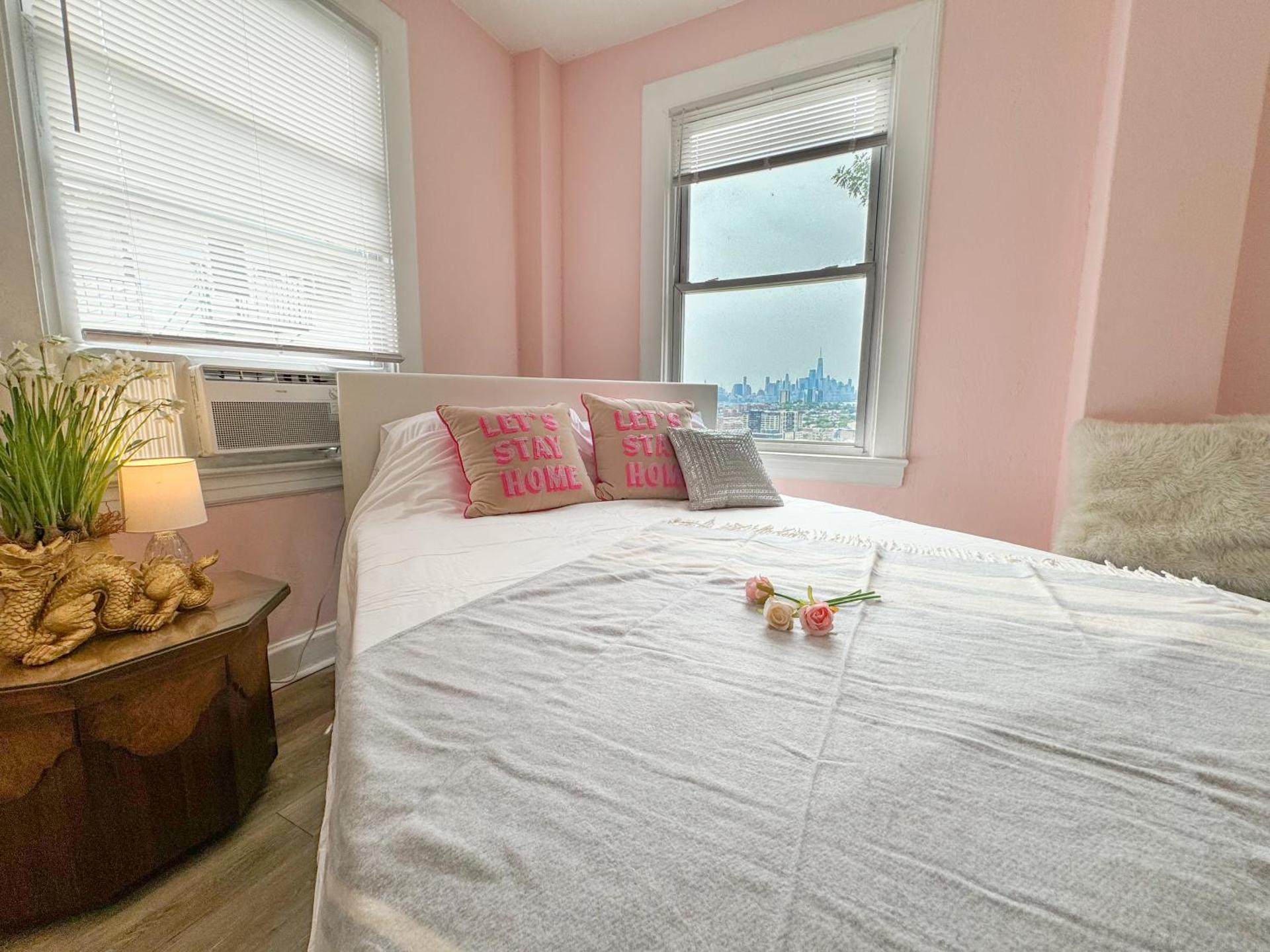 NYC views Spacious 3 bedroom apartment