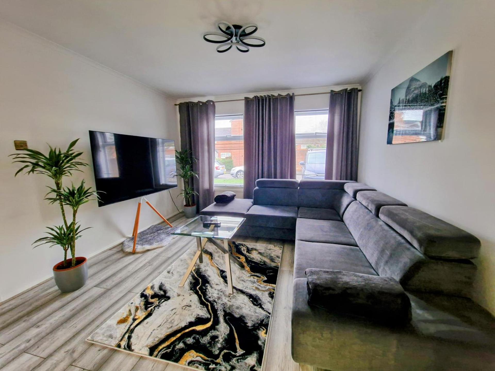 Modern And Spacious 3 Bedroom Family House with Workspace