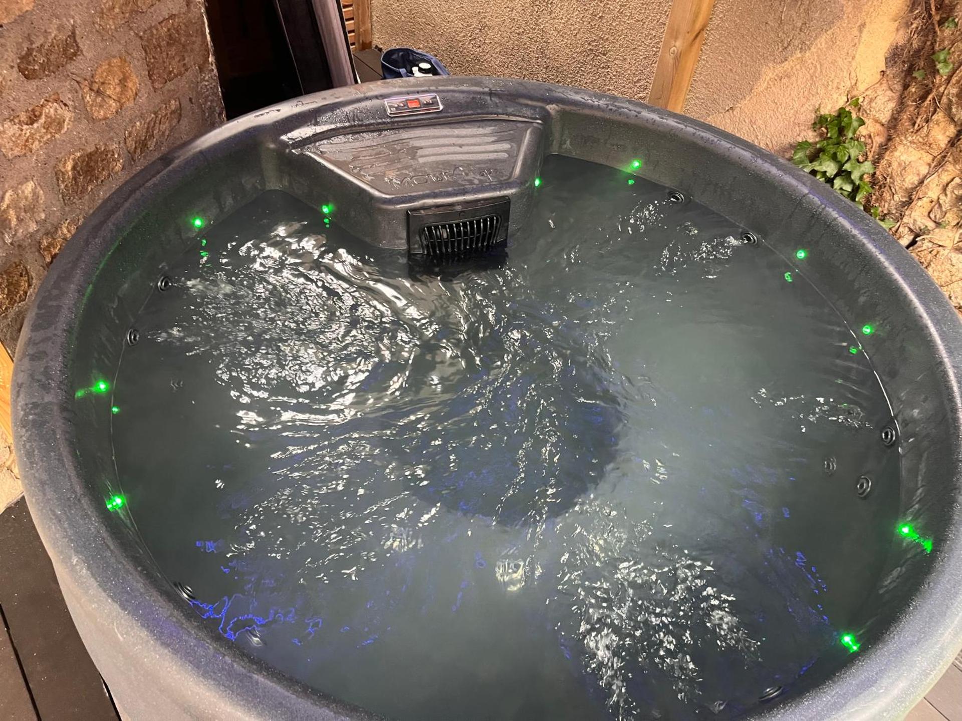 Atelier du spa jacuzzi illimité proche du mont saint Michel