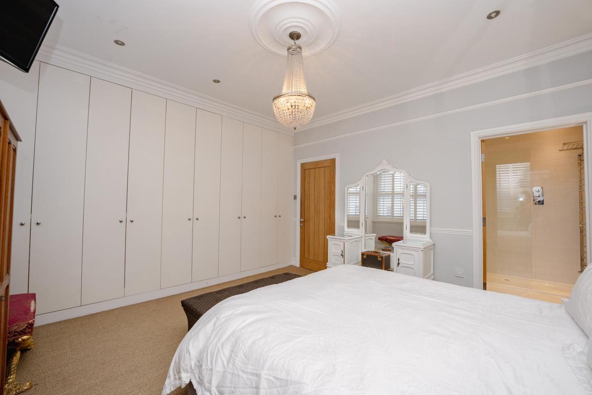 Ultrachic Georgian Townhouse In Central London