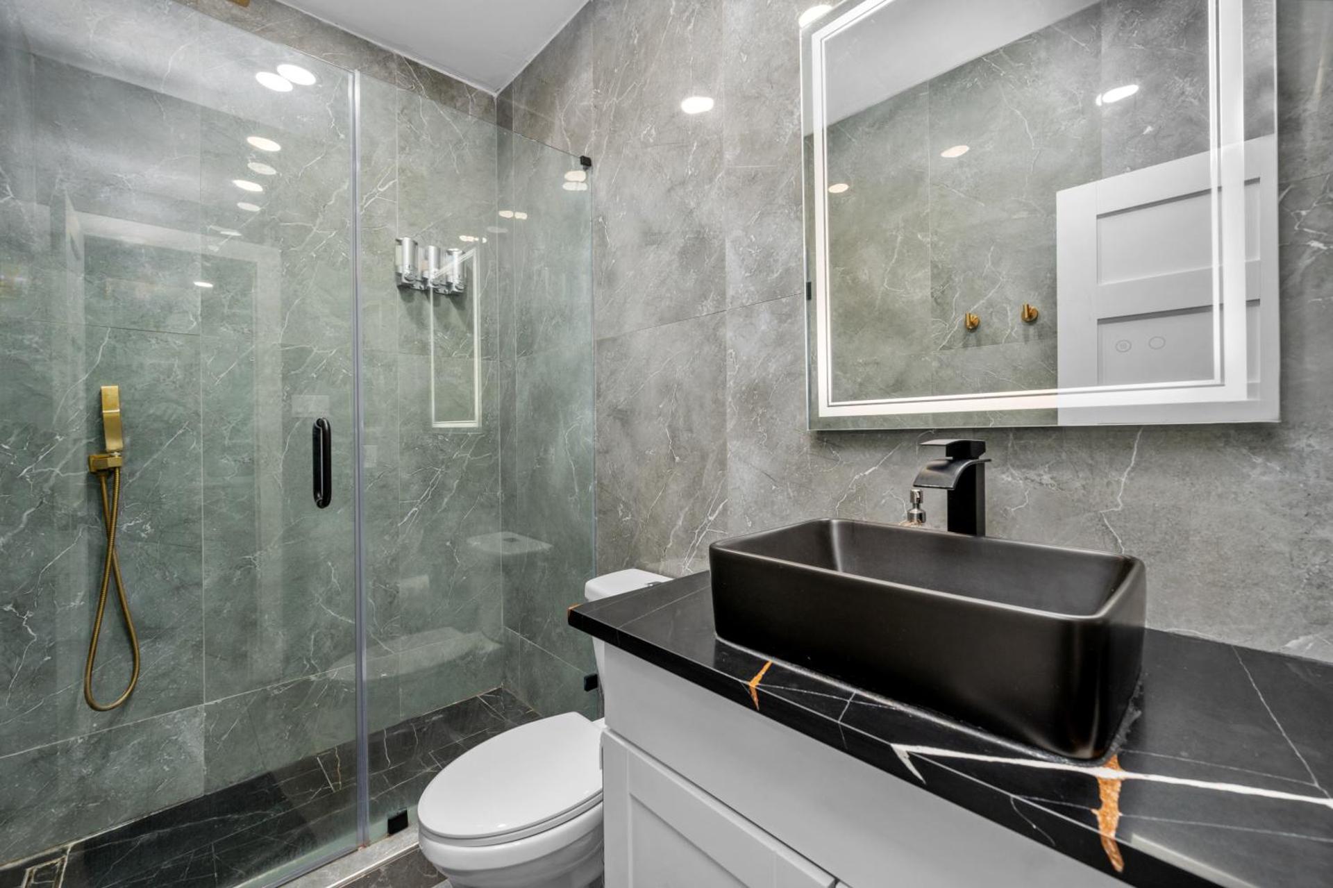 Modern Studio Retreat with King Bed, Full Kitchen & Free Park