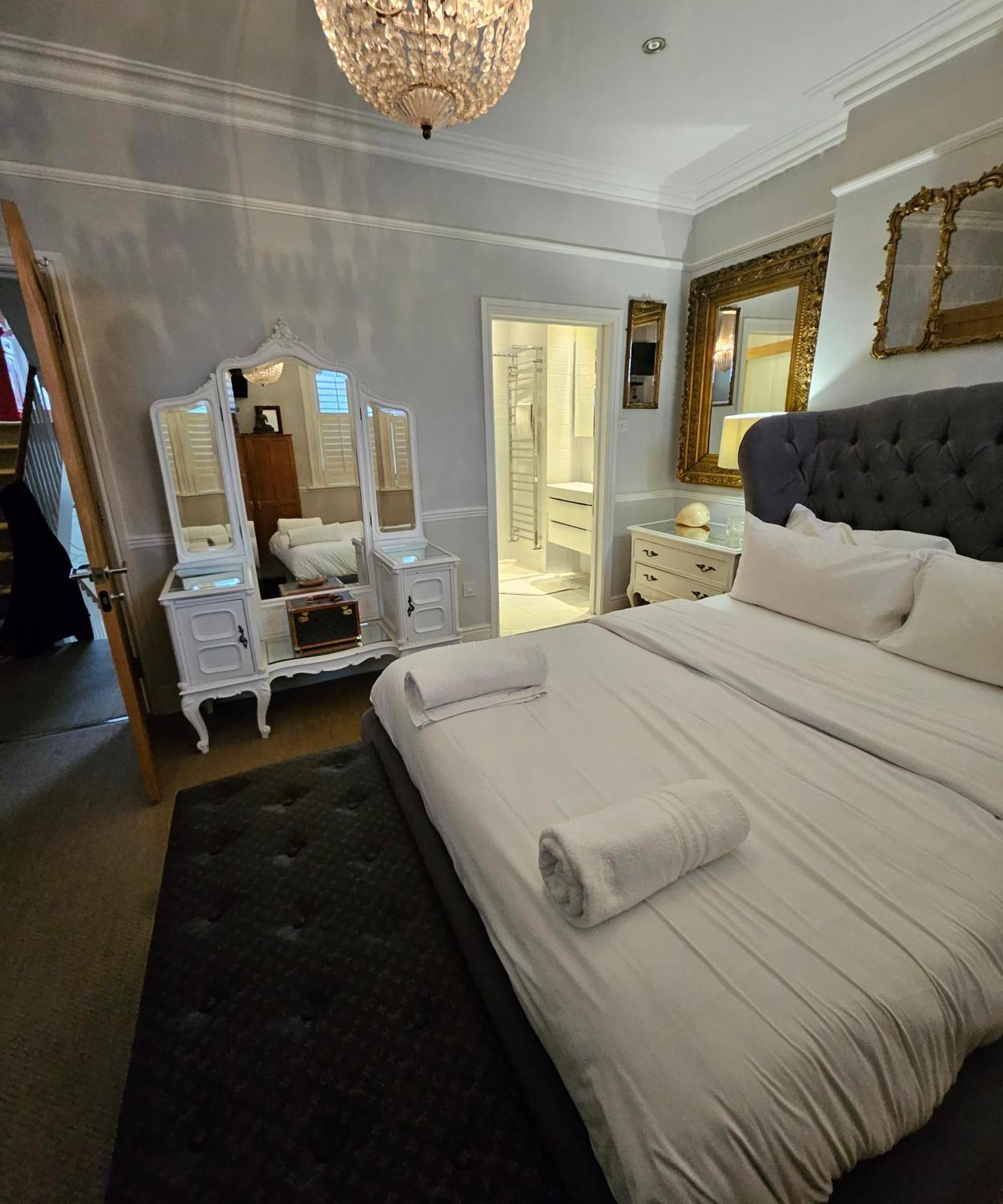 Ultrachic Georgian Townhouse In Central London