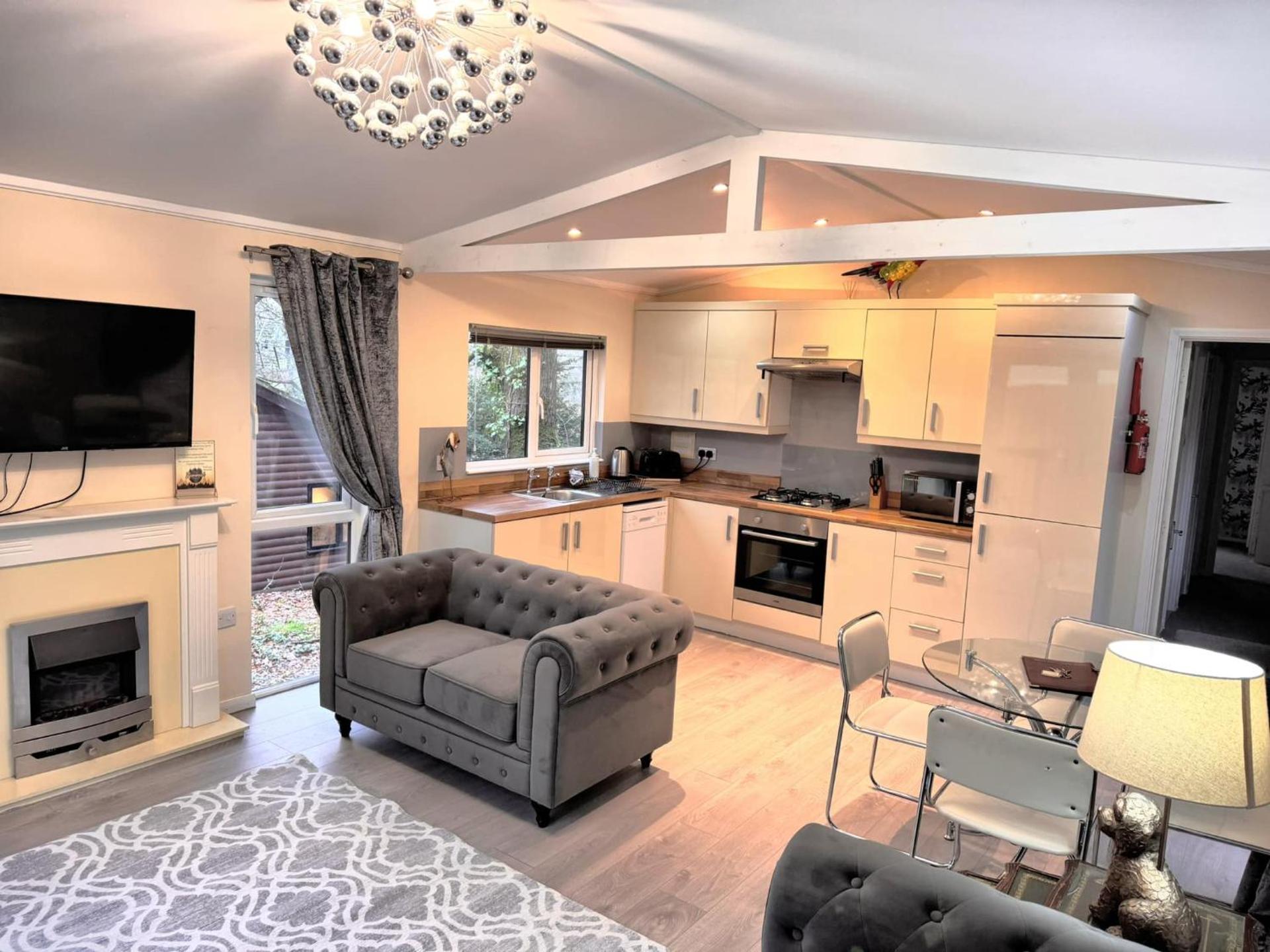 Welsh Villa-Hot Tub-Tenby-Carmarthen-Forestsetting