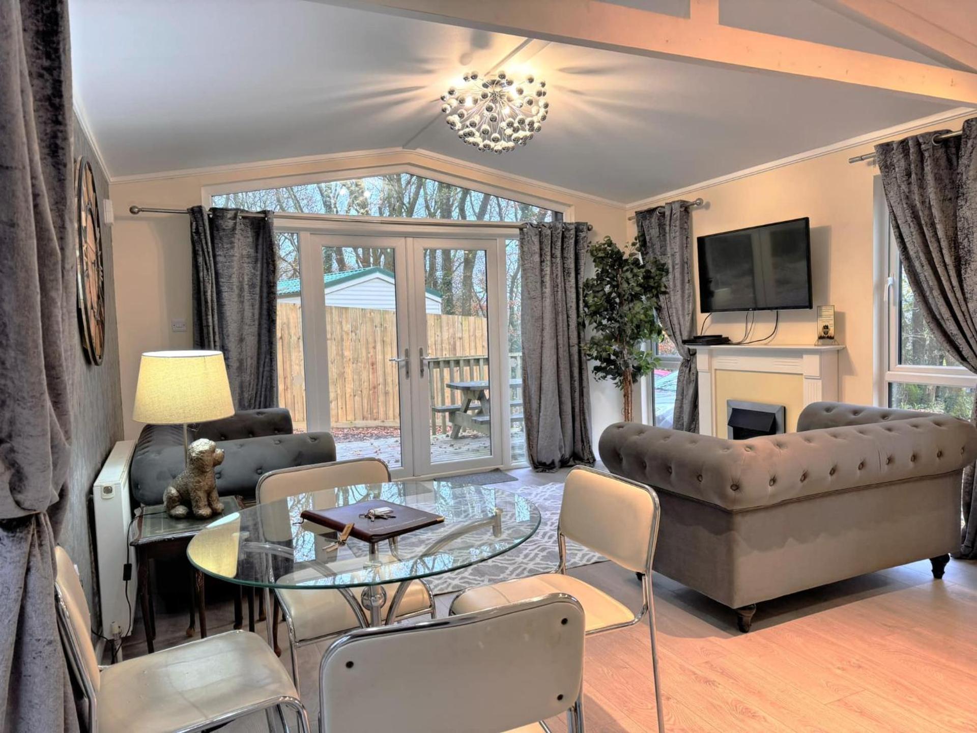 Welsh Villa-Hot Tub-Tenby-Carmarthen-Forestsetting