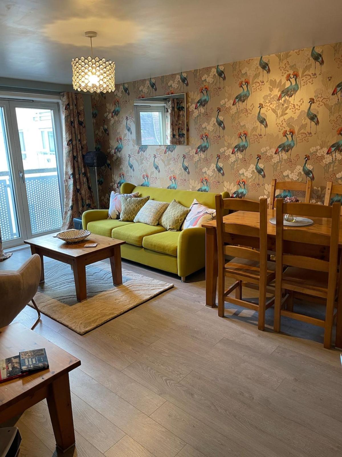 Light & bright, centrally located apartment