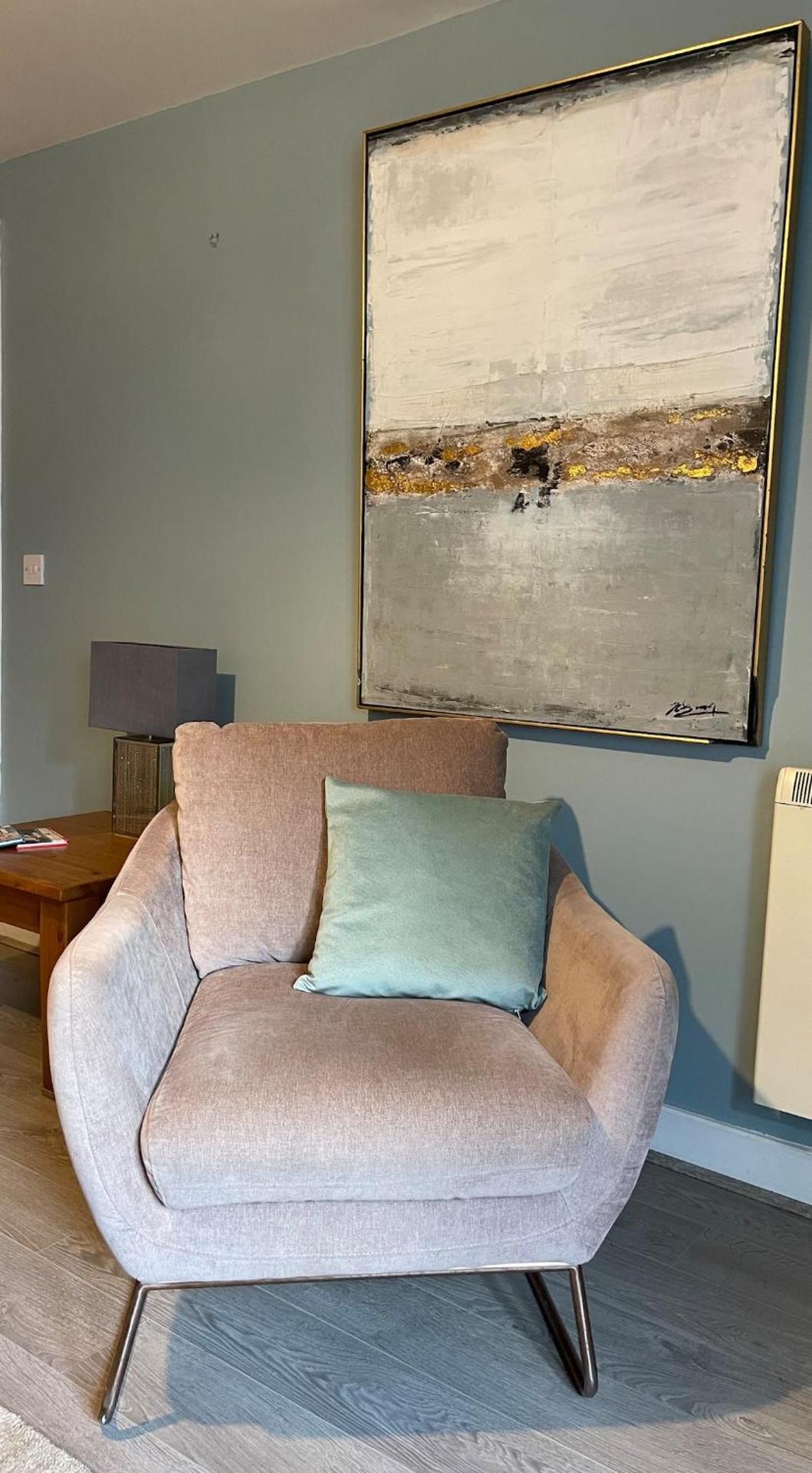 Light & bright, centrally located apartment