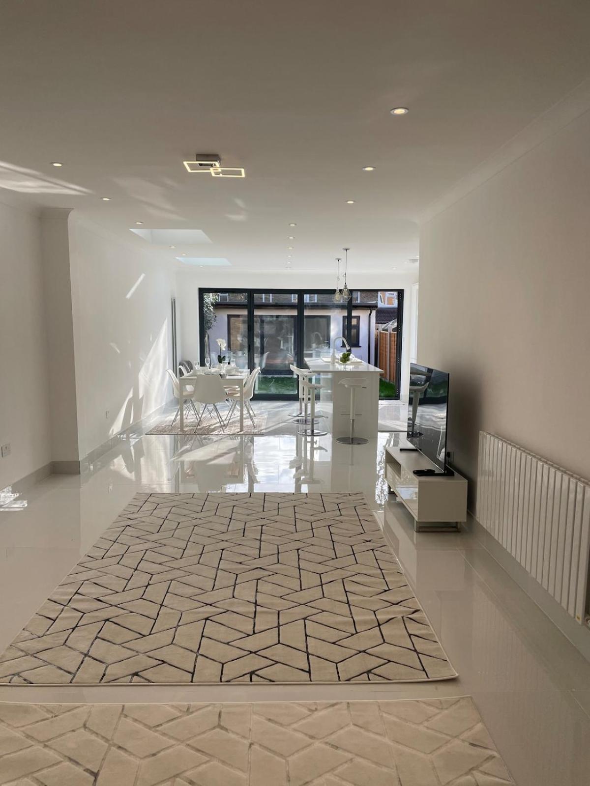 5 Bedroom Modern and Spacious House in London