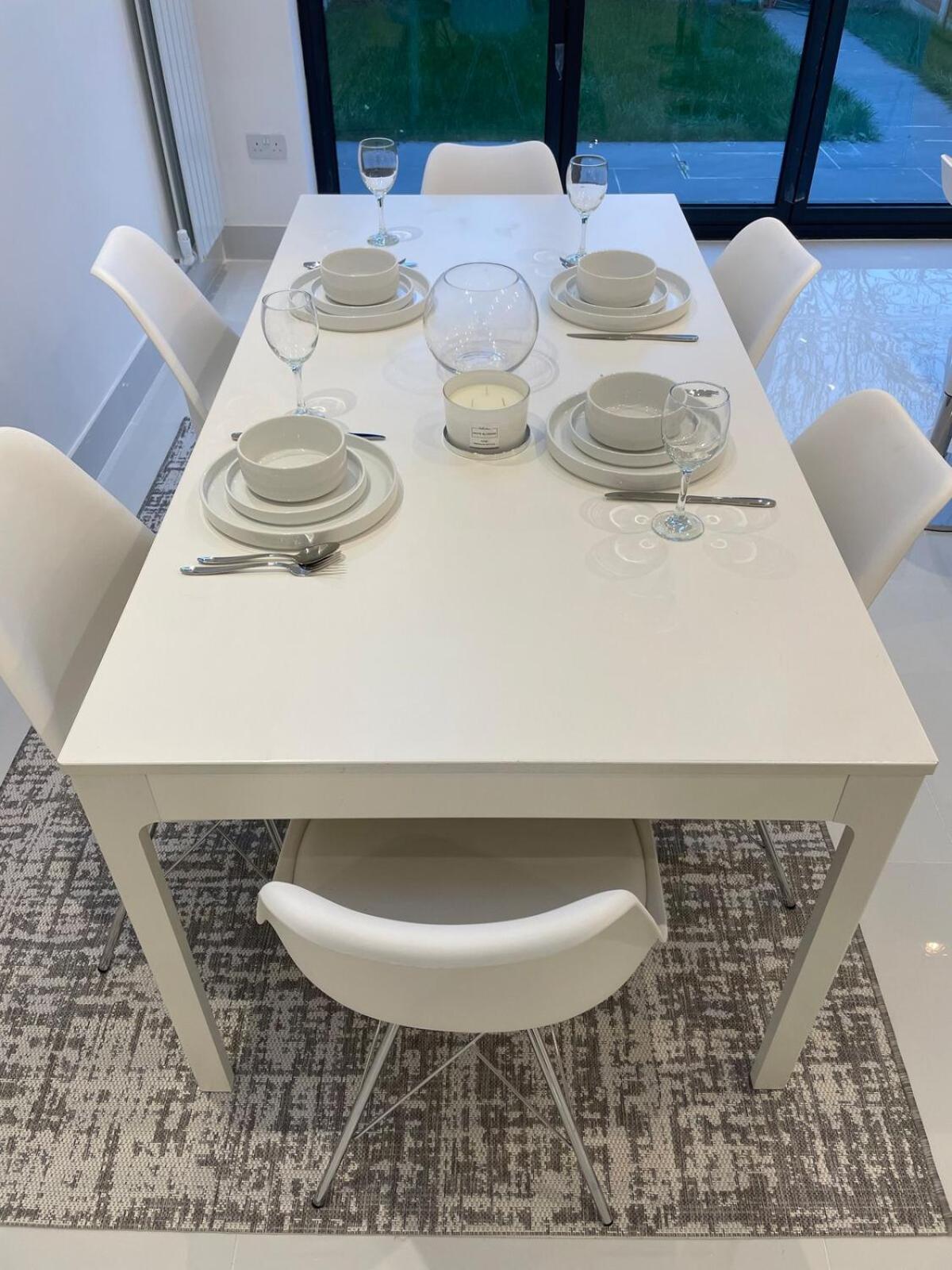 5 Bedroom Modern and Spacious House in London