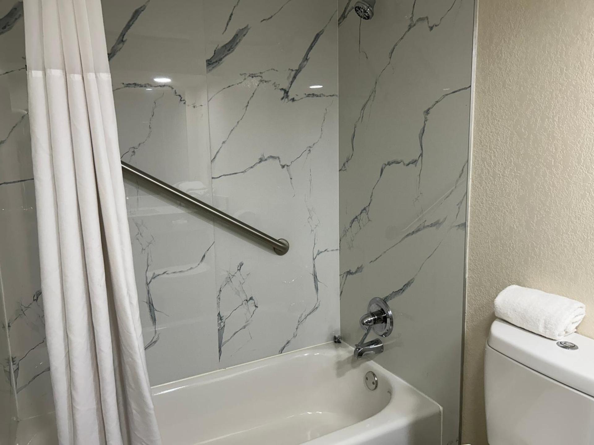 Hilltop Inn & Suites