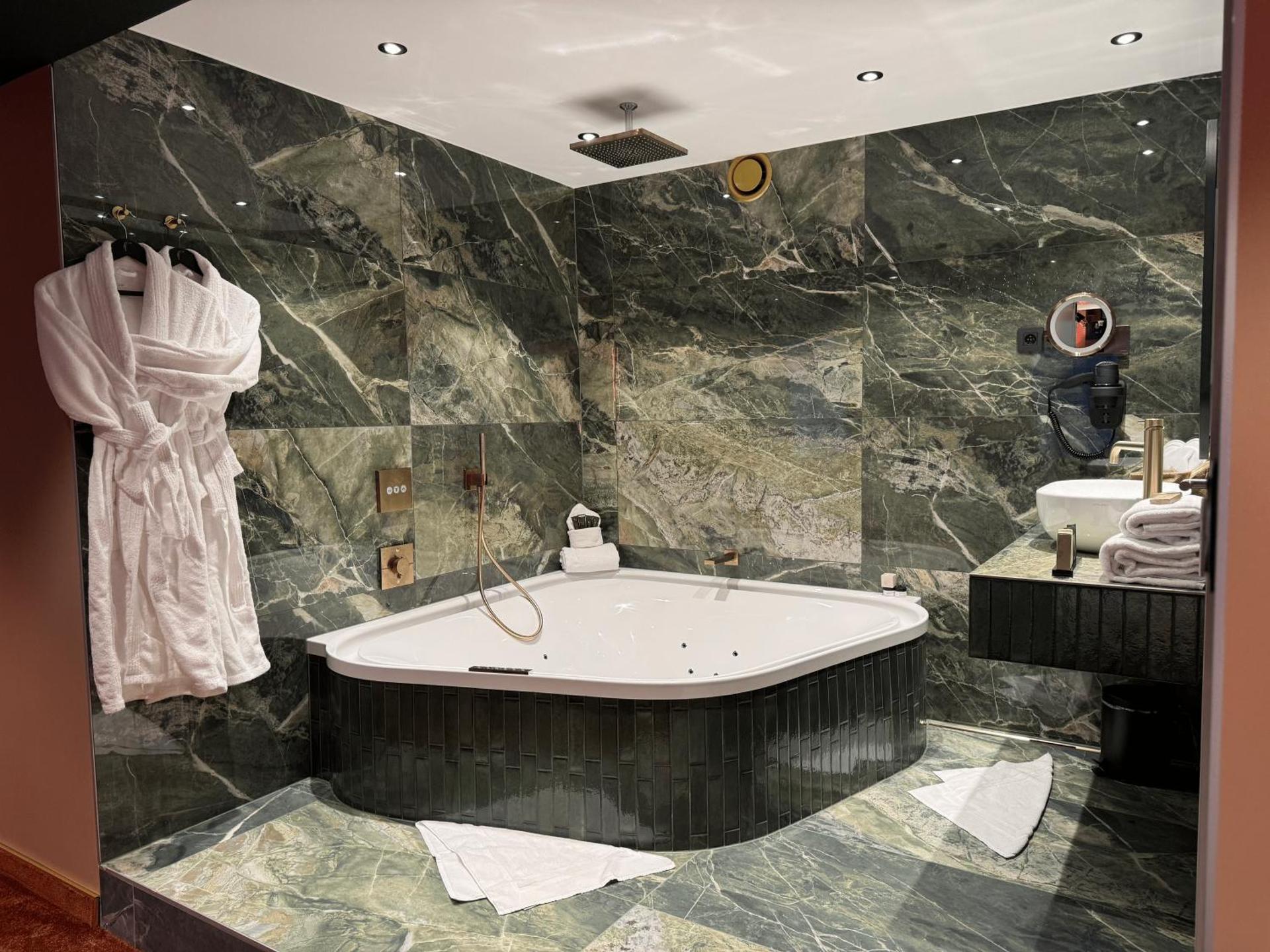 King Suite with Spa Bath