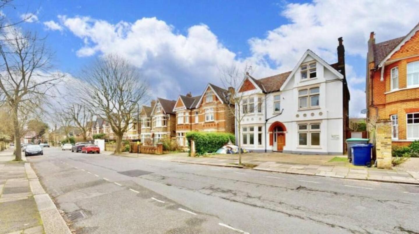 Charming Apartment in West Ealing, 12 Mins to Central London by Train, Free Parking, 8-Min Walk to Station